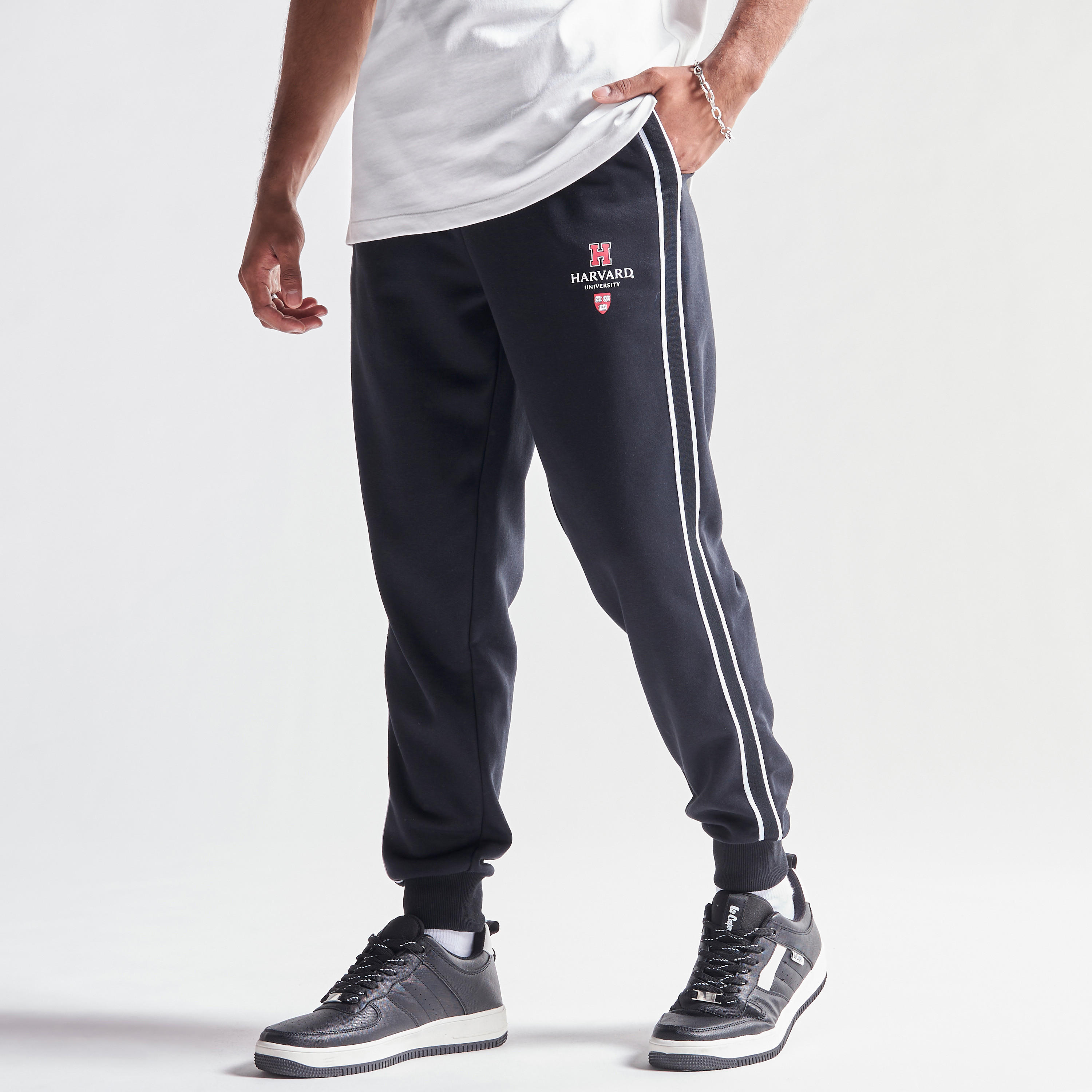 بنطلون رياضي برباط إغلاق وجيوب وطبعات شعار جامعة هارفارد-men-clothing-bottoms-joggers-image-4