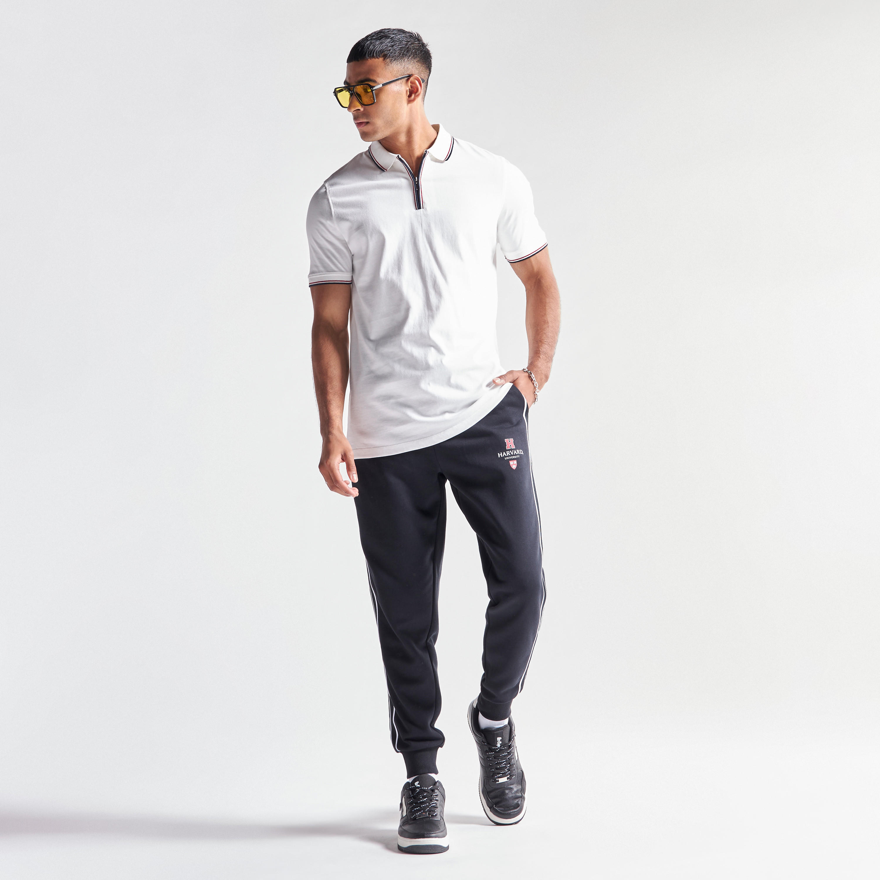 بنطلون رياضي برباط إغلاق وجيوب وطبعات شعار جامعة هارفارد-men-clothing-bottoms-joggers-image-3