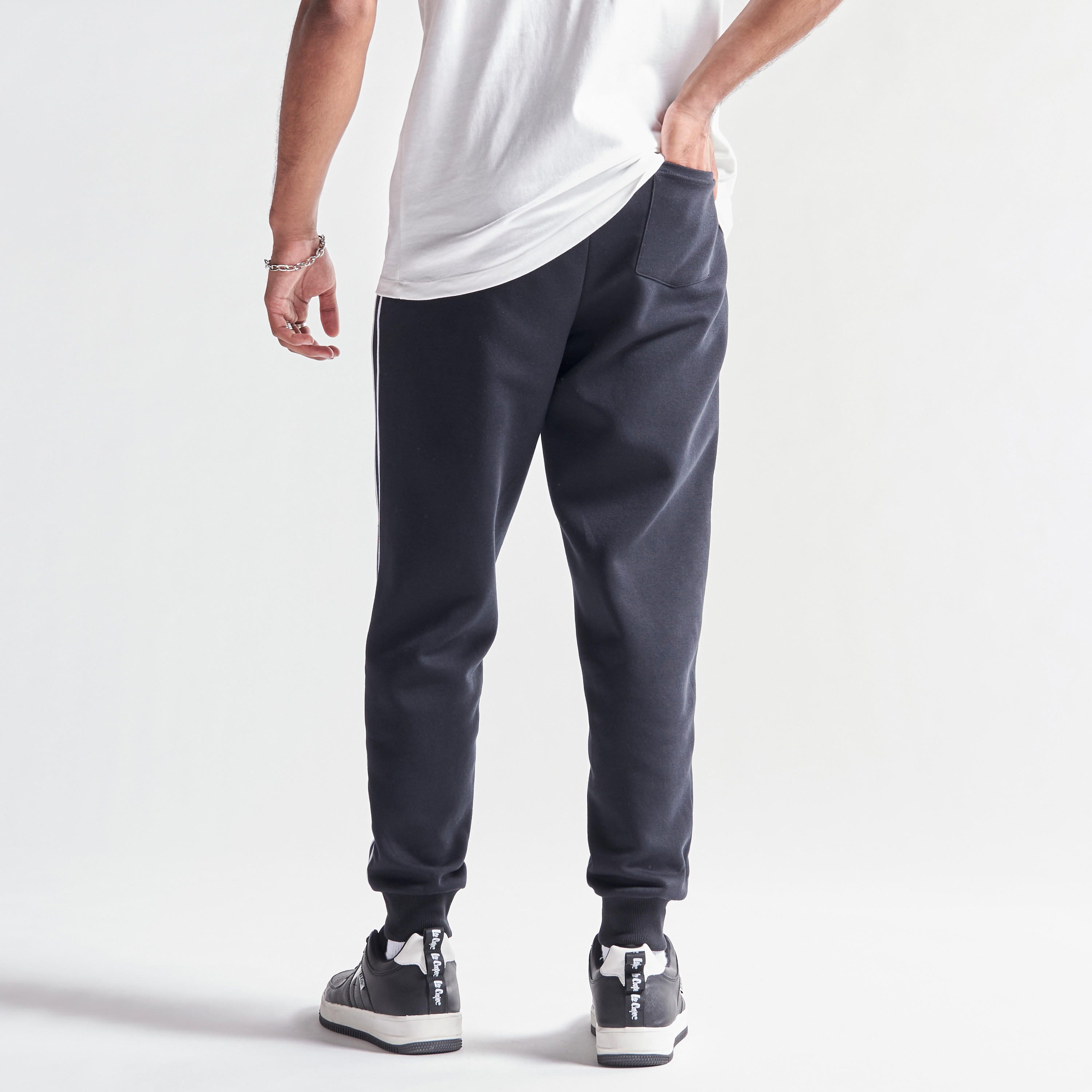 بنطلون رياضي برباط إغلاق وجيوب وطبعات شعار جامعة هارفارد-men-clothing-bottoms-joggers-image-2