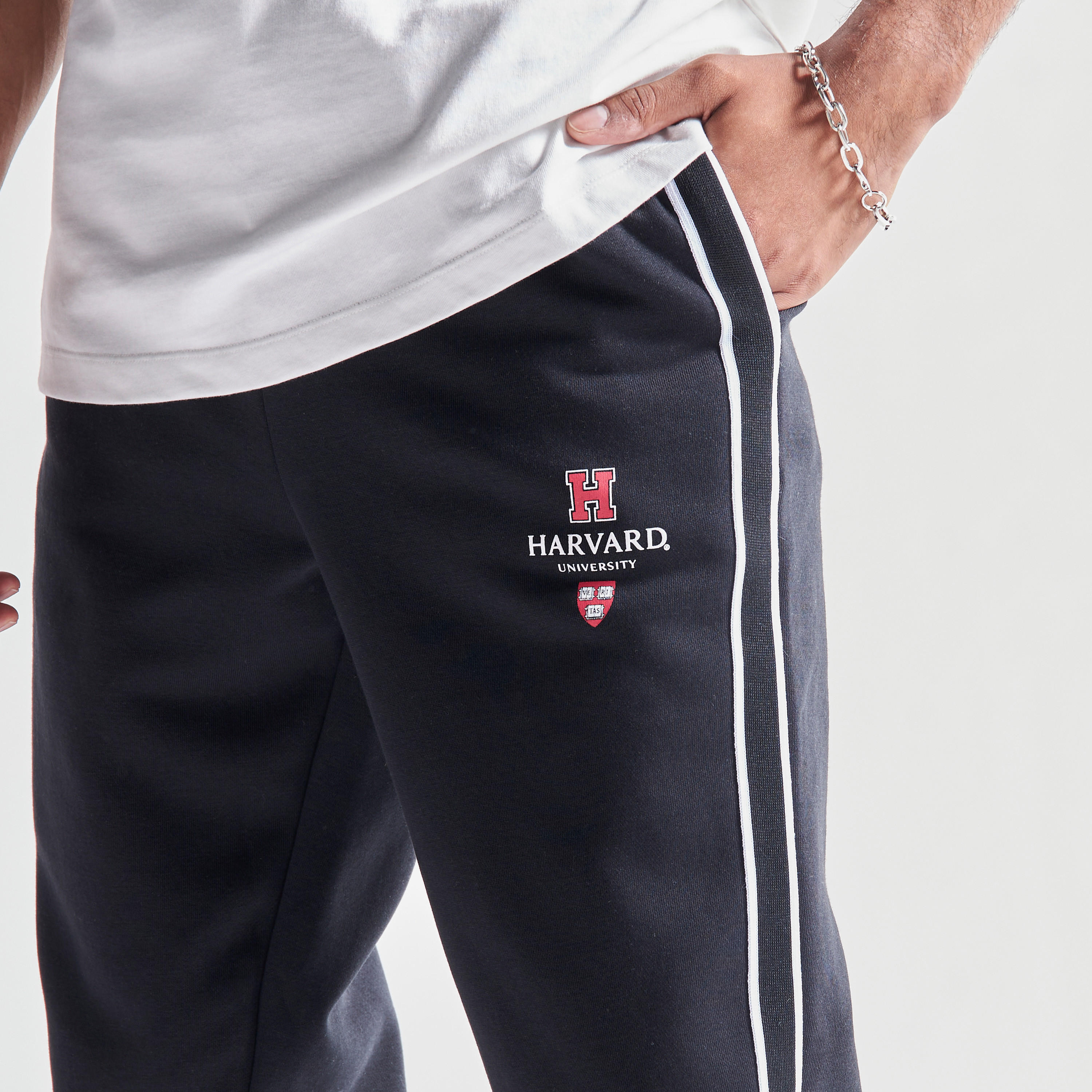 بنطلون رياضي برباط إغلاق وجيوب وطبعات شعار جامعة هارفارد-men-clothing-bottoms-joggers-image-1