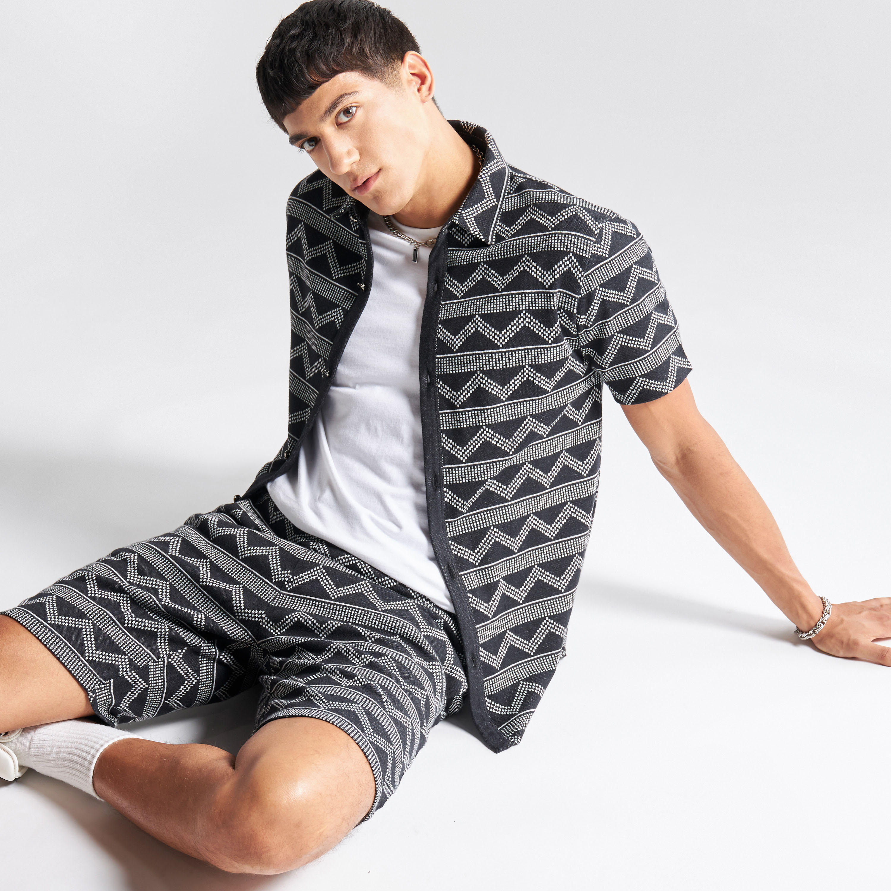 تيشيرت جاكارد بياقة V وأكمام قصيرة من آيكونيك-men-clothing-shirts-image-1