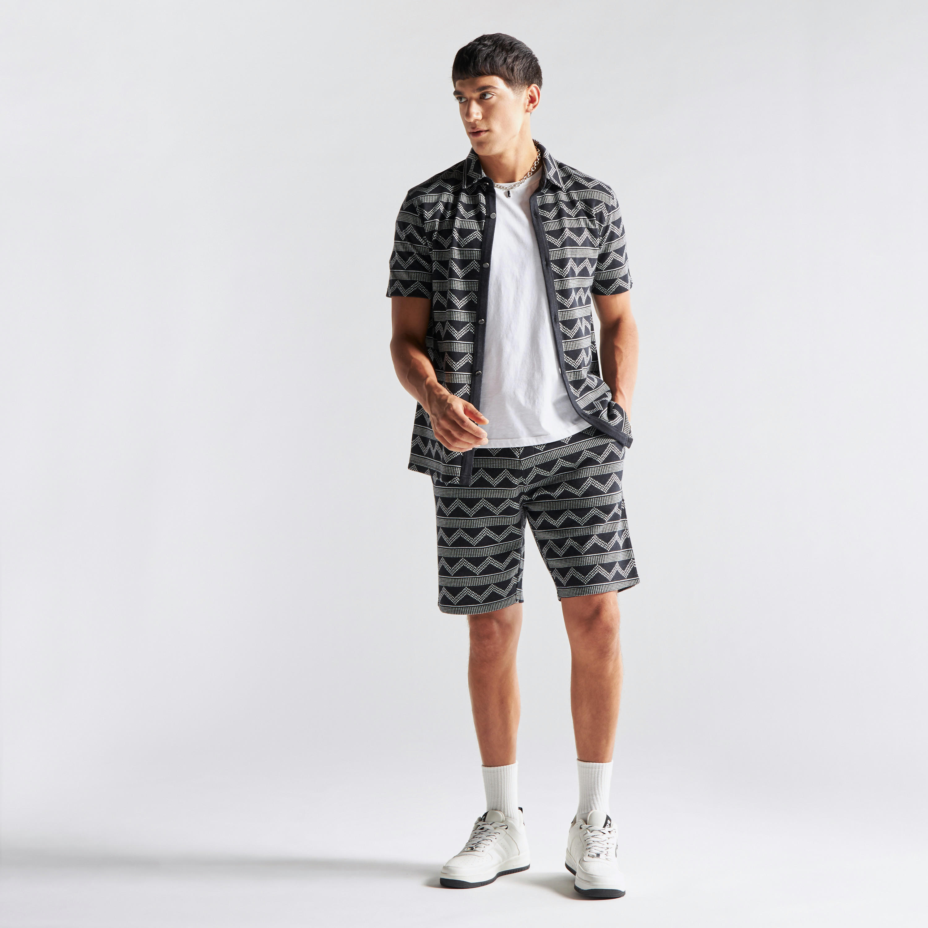 تيشيرت جاكارد بياقة V وأكمام قصيرة من آيكونيك-men-clothing-shirts-image-2