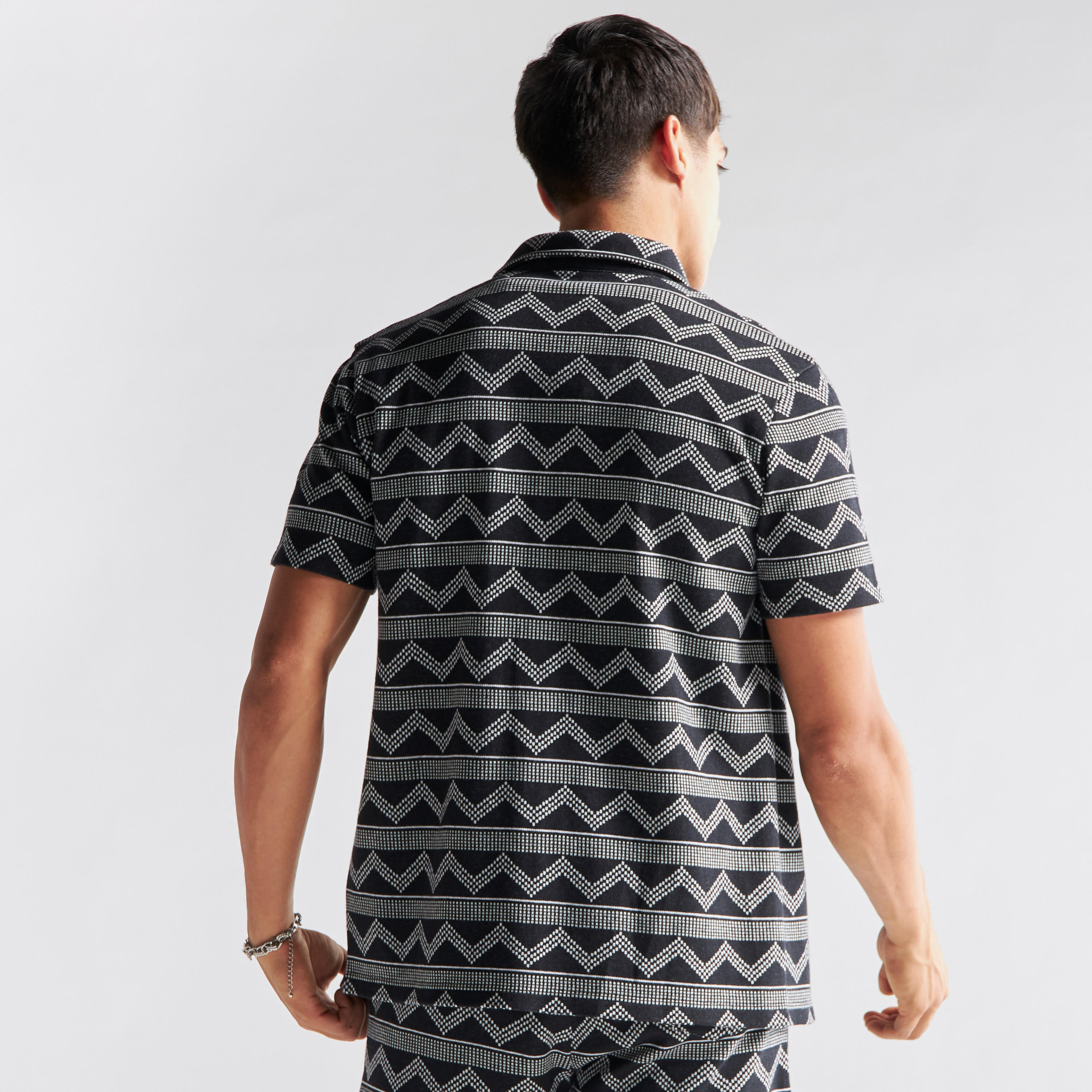 تيشيرت جاكارد بياقة V وأكمام قصيرة من آيكونيك-men-clothing-shirts-image-3