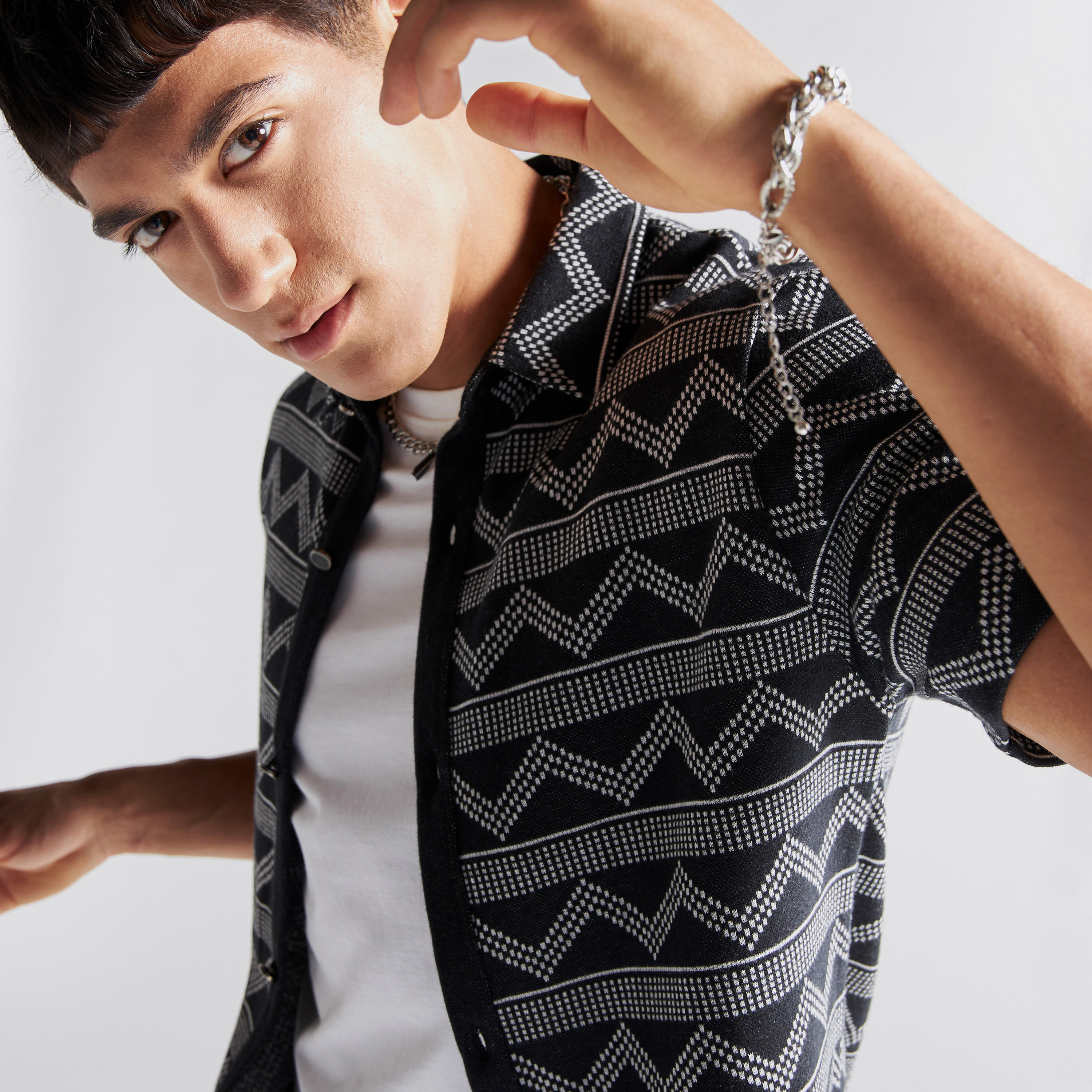 تيشيرت جاكارد بياقة V وأكمام قصيرة من آيكونيك-men-clothing-shirts-image-4