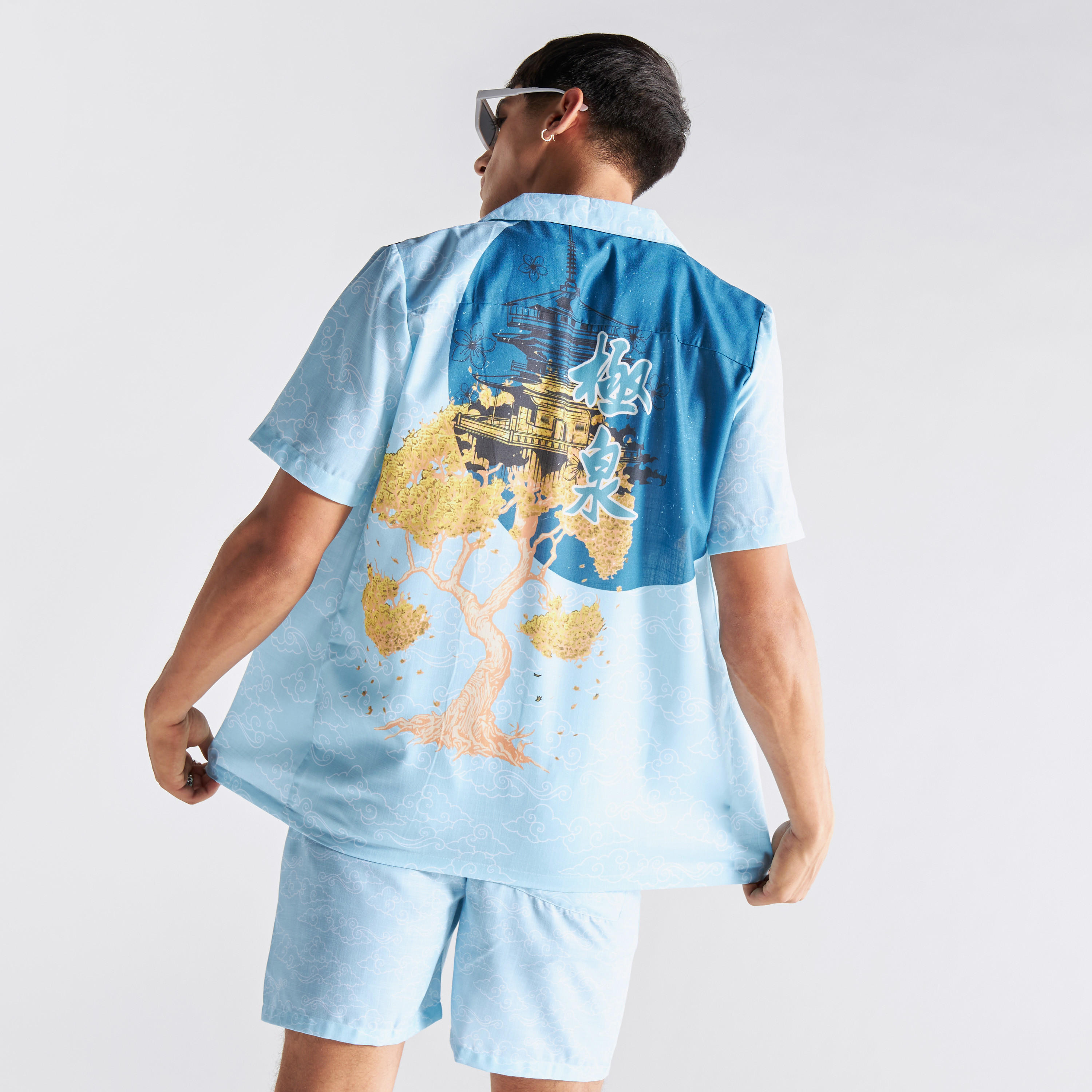 قميص فضفاض بياقة كامب وأكمام قصيرة وطبعات جرافيك-men-clothing-shirts-image-1