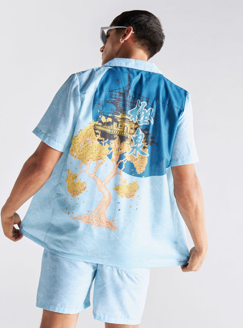 قميص فضفاض بياقة كامب وأكمام قصيرة وطبعات جرافيك-men-clothing-shirts-image-1