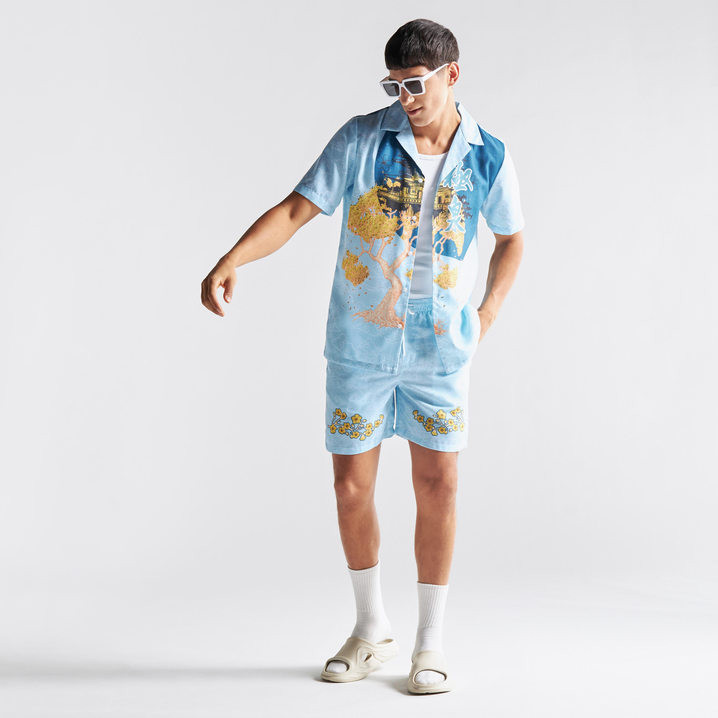 قميص فضفاض بياقة كامب وأكمام قصيرة وطبعات جرافيك-men-clothing-shirts-image-2