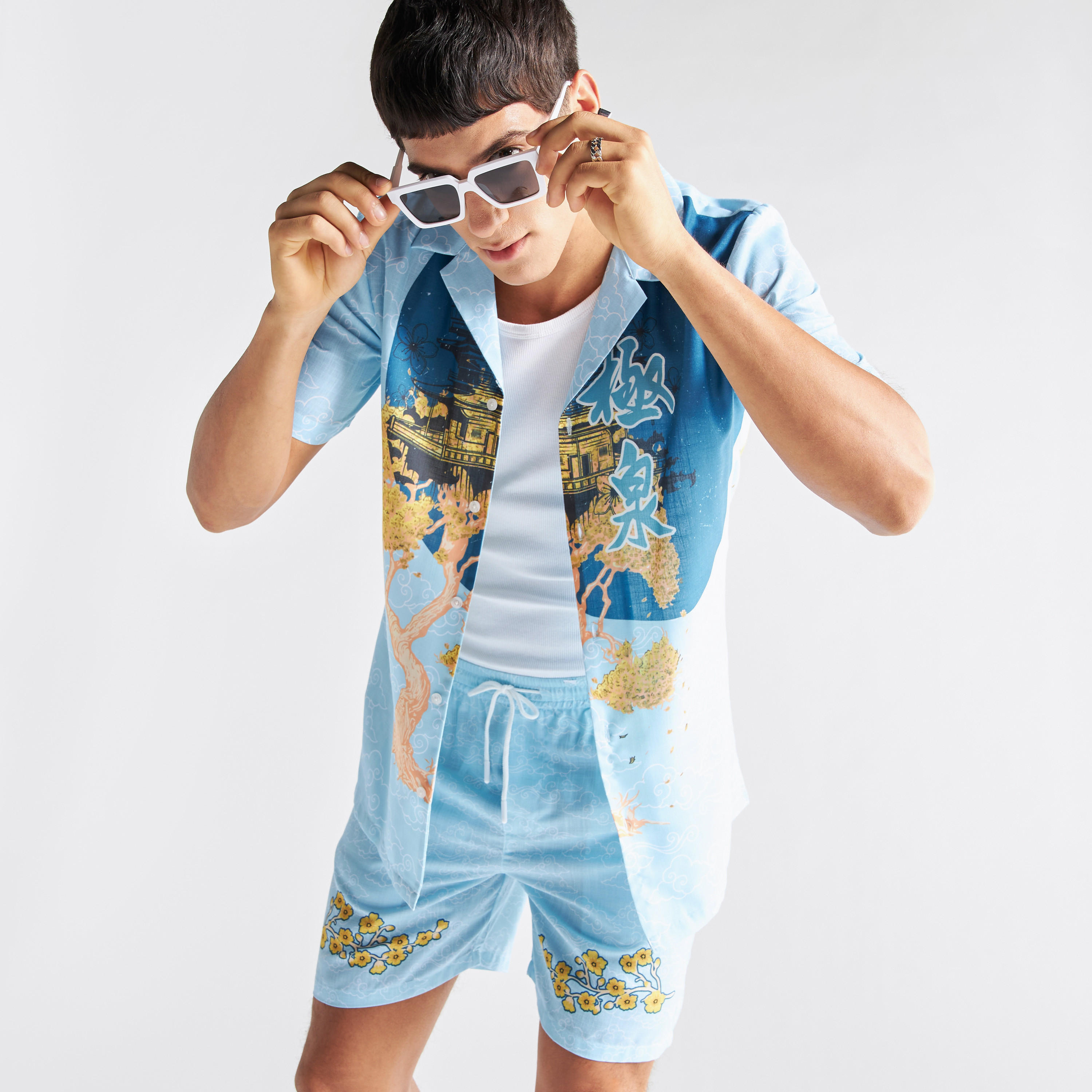 قميص فضفاض بياقة كامب وأكمام قصيرة وطبعات جرافيك-men-clothing-shirts-image-3