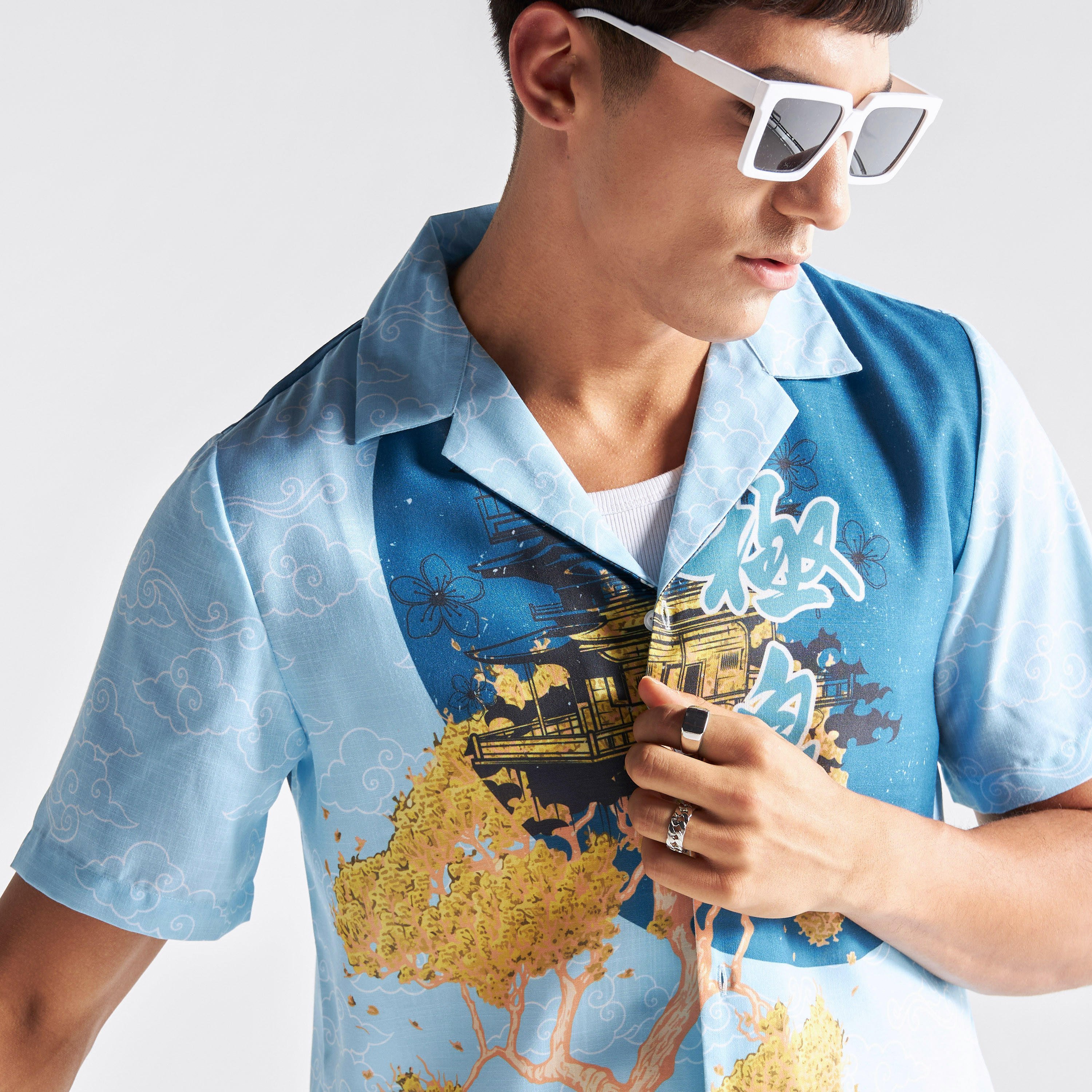 قميص فضفاض بياقة كامب وأكمام قصيرة وطبعات جرافيك-men-clothing-shirts-image-4