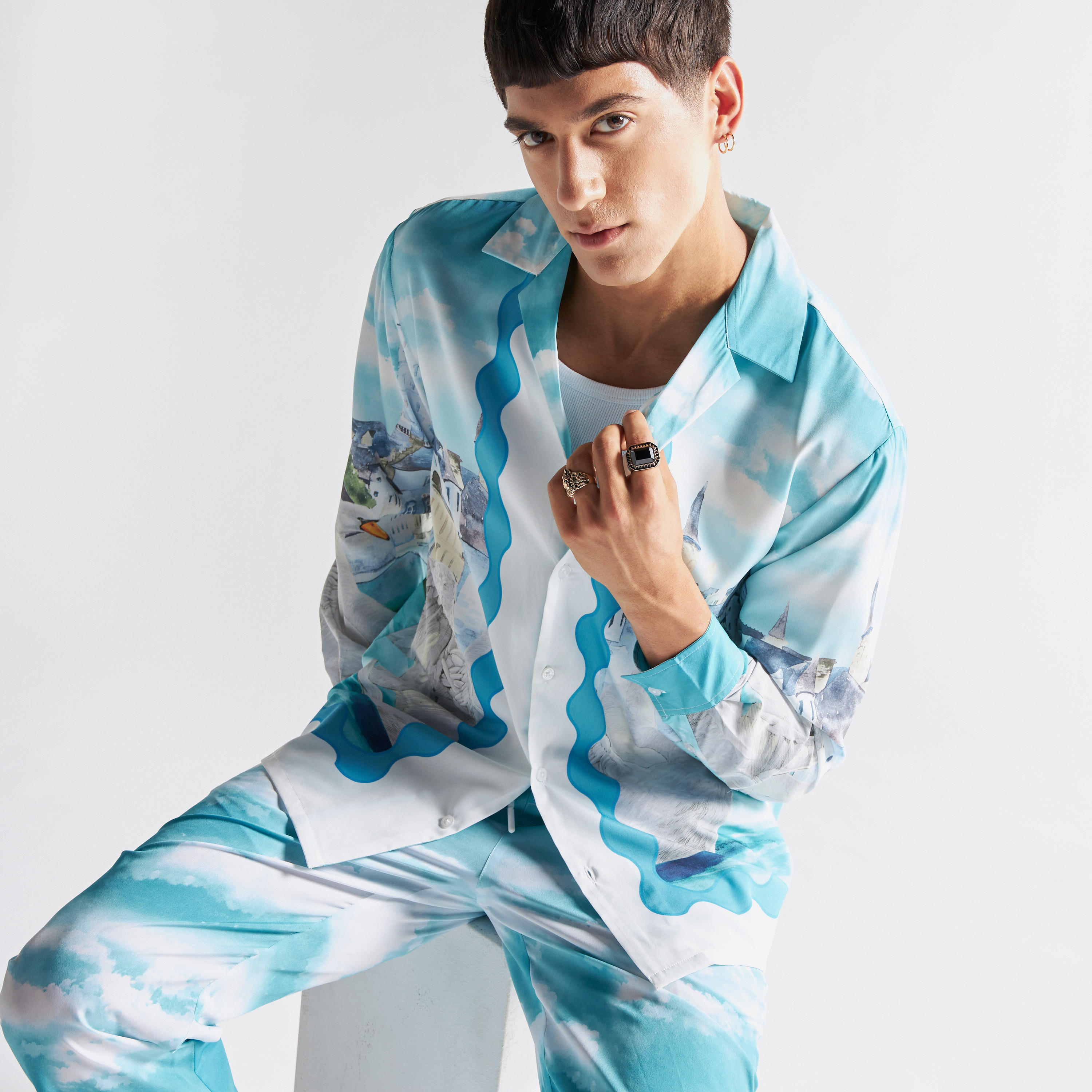 قميص فضفاض بياقة كامب وأكمام طويلة وطبعات جرافيك-men-clothing-shirts-image-1