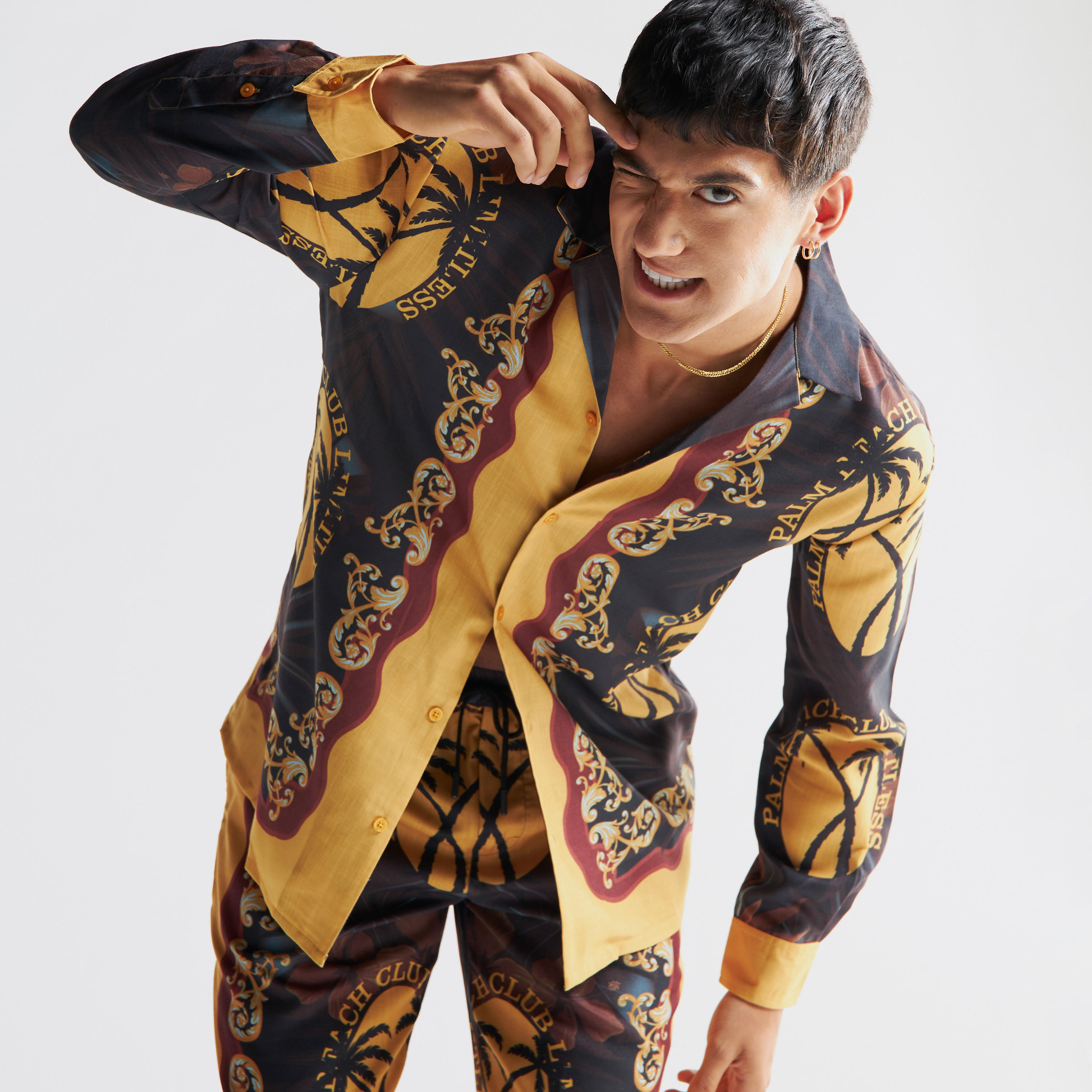 قميص فضفاض بياقة كامب وأكمام طويلة وطبعات جرافيك-men-clothing-shirts-image-1