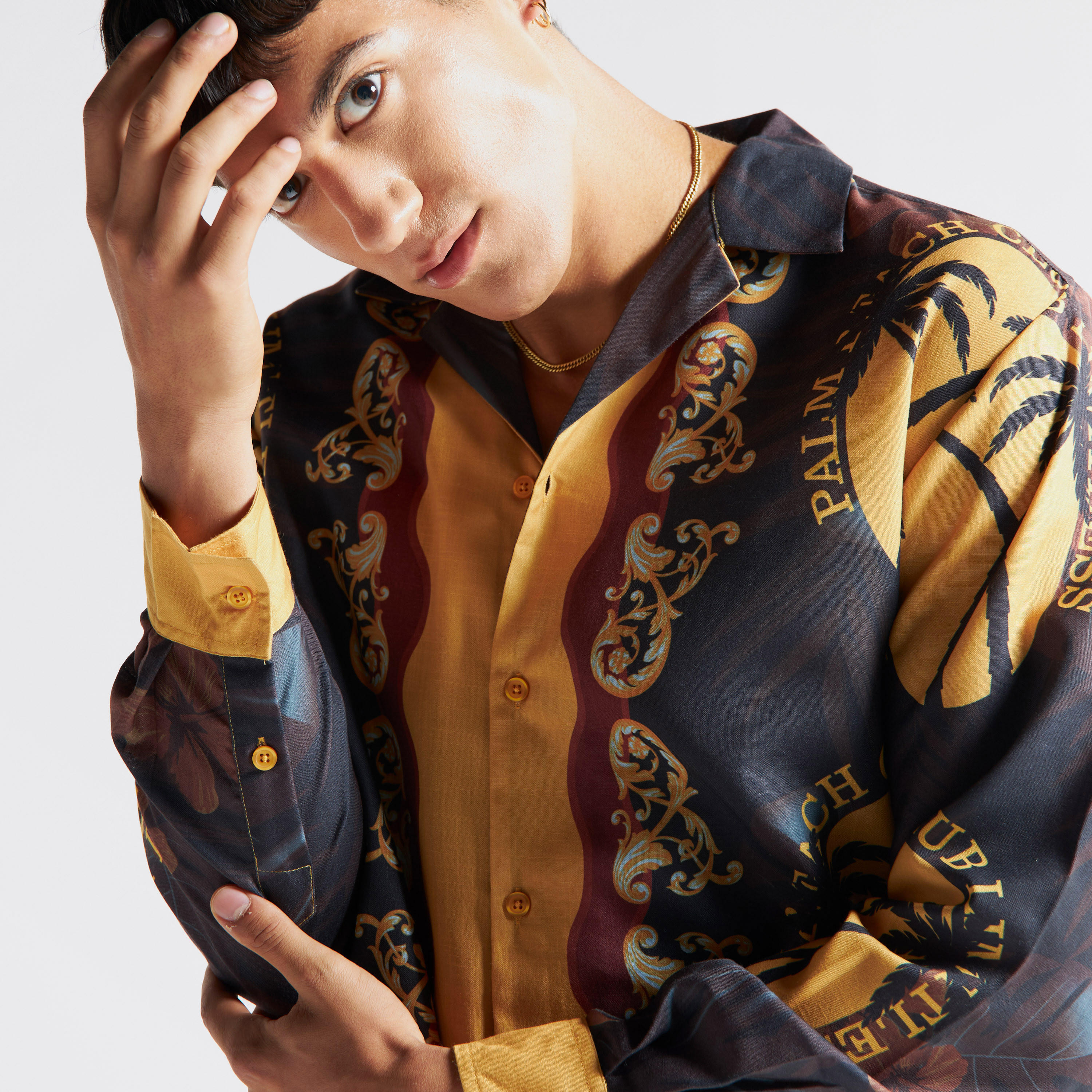 قميص فضفاض بياقة كامب وأكمام طويلة وطبعات جرافيك-men-clothing-shirts-image-4