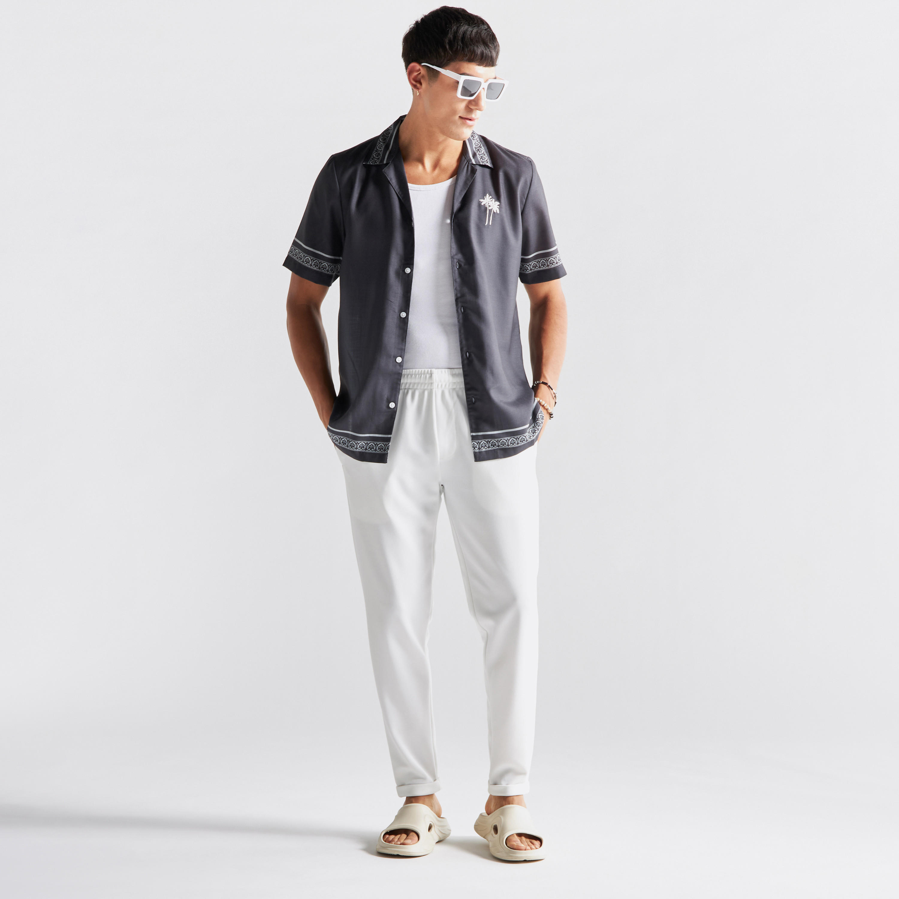 قميص فضفاض مطّرز بياقة كامب وأكمام قصيرة وطبعات-men-clothing-shirts-image-2