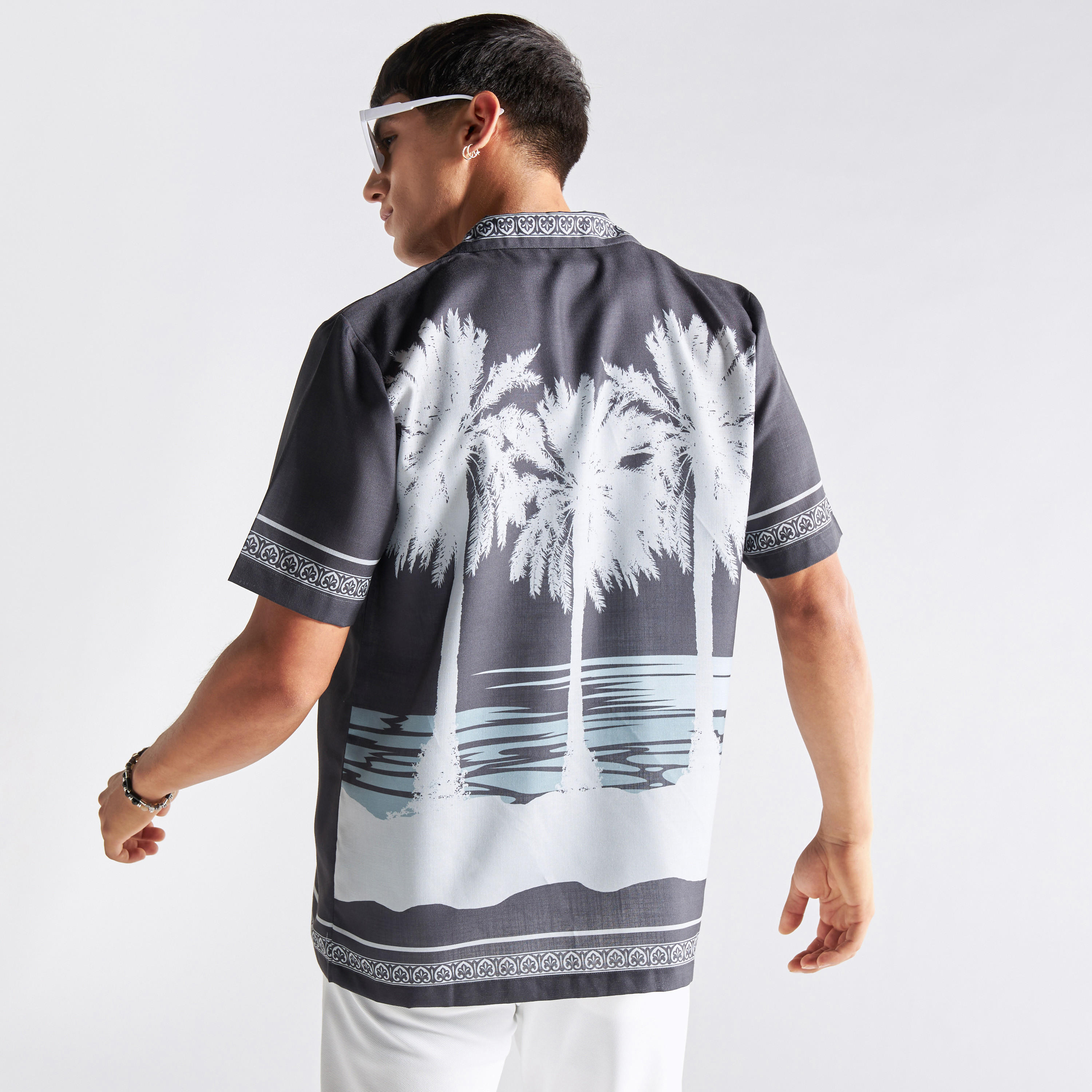 قميص فضفاض مطّرز بياقة كامب وأكمام قصيرة وطبعات-men-clothing-shirts-image-3