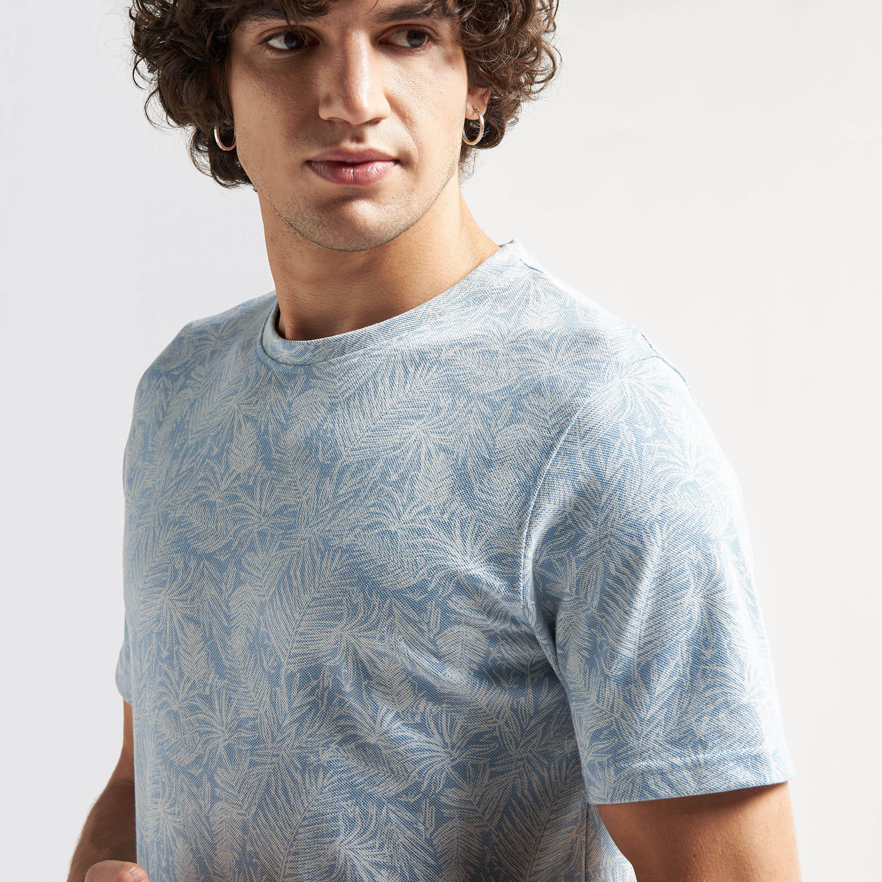 تيشيرت بارز الملمس بياقة ضيّقة وأكمام قصيرة وطبعات-men-clothing-tshirtsandpolos-tshirts-image-4