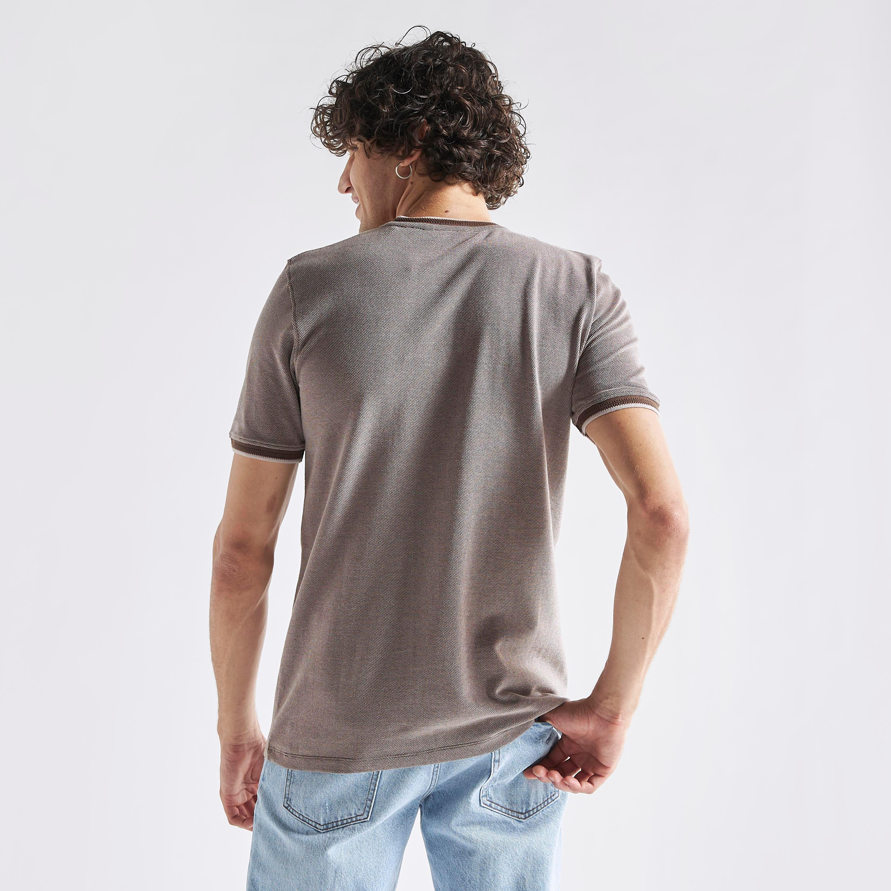 تيشيرت بارز الملمس بياقة ضيقة وأكمام قصيرة-men-clothing-tshirtsandpolos-tshirts-image-2