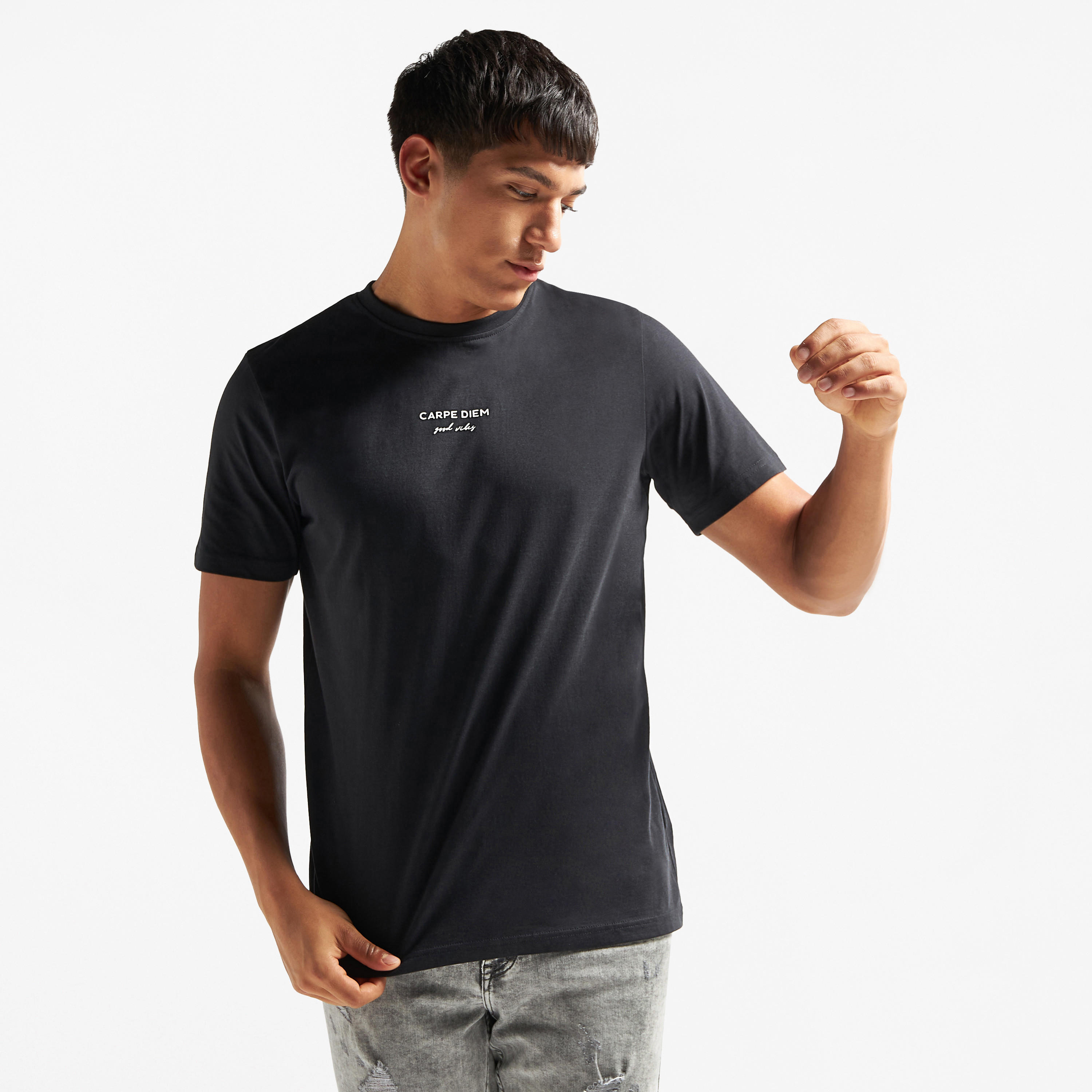 تيشيرت بياقة ضيّقة وأكمام قصيرة وطبعات-men-clothing-tshirtsandpolos-tshirts-image-1