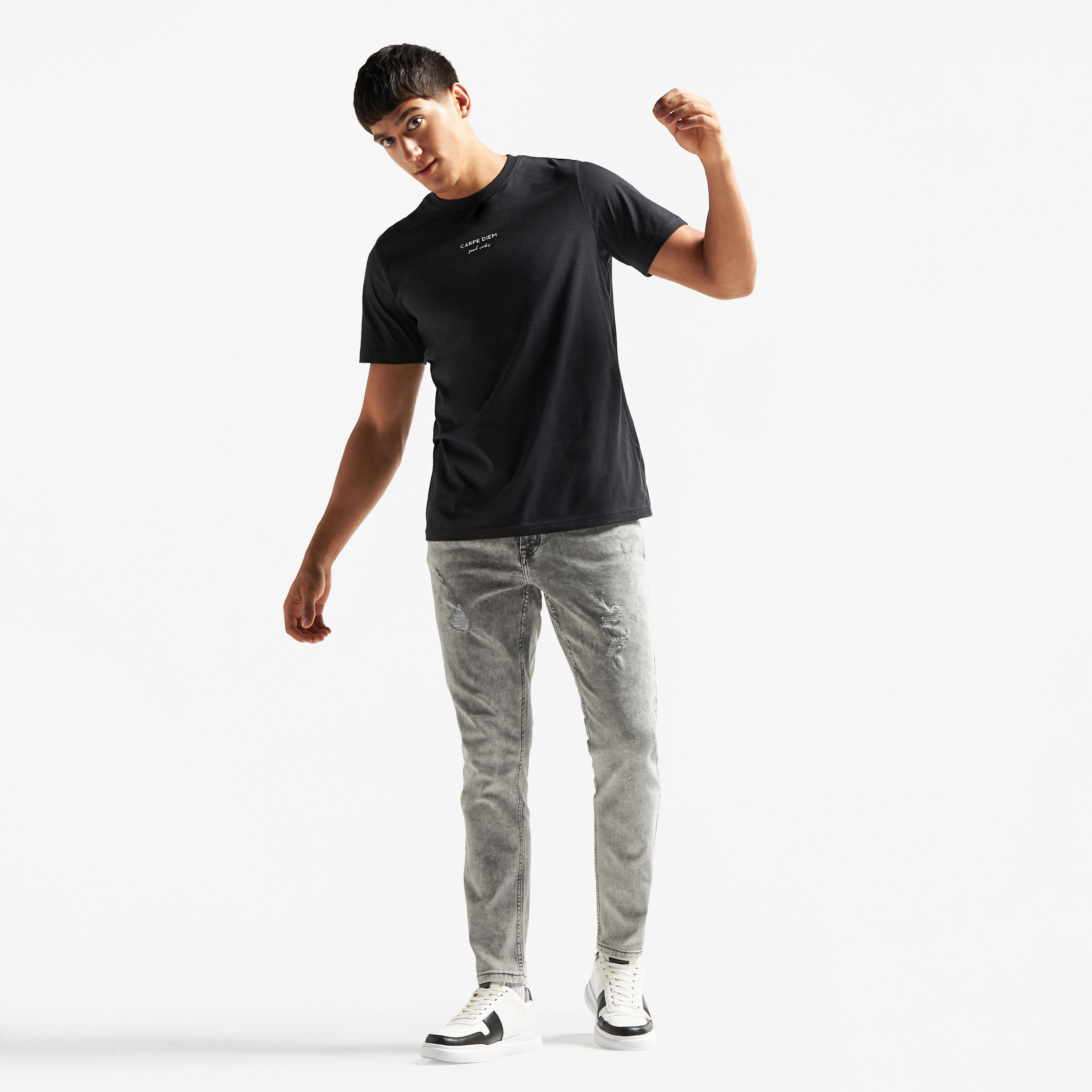 تيشيرت بياقة ضيّقة وأكمام قصيرة وطبعات-men-clothing-tshirtsandpolos-tshirts-image-2