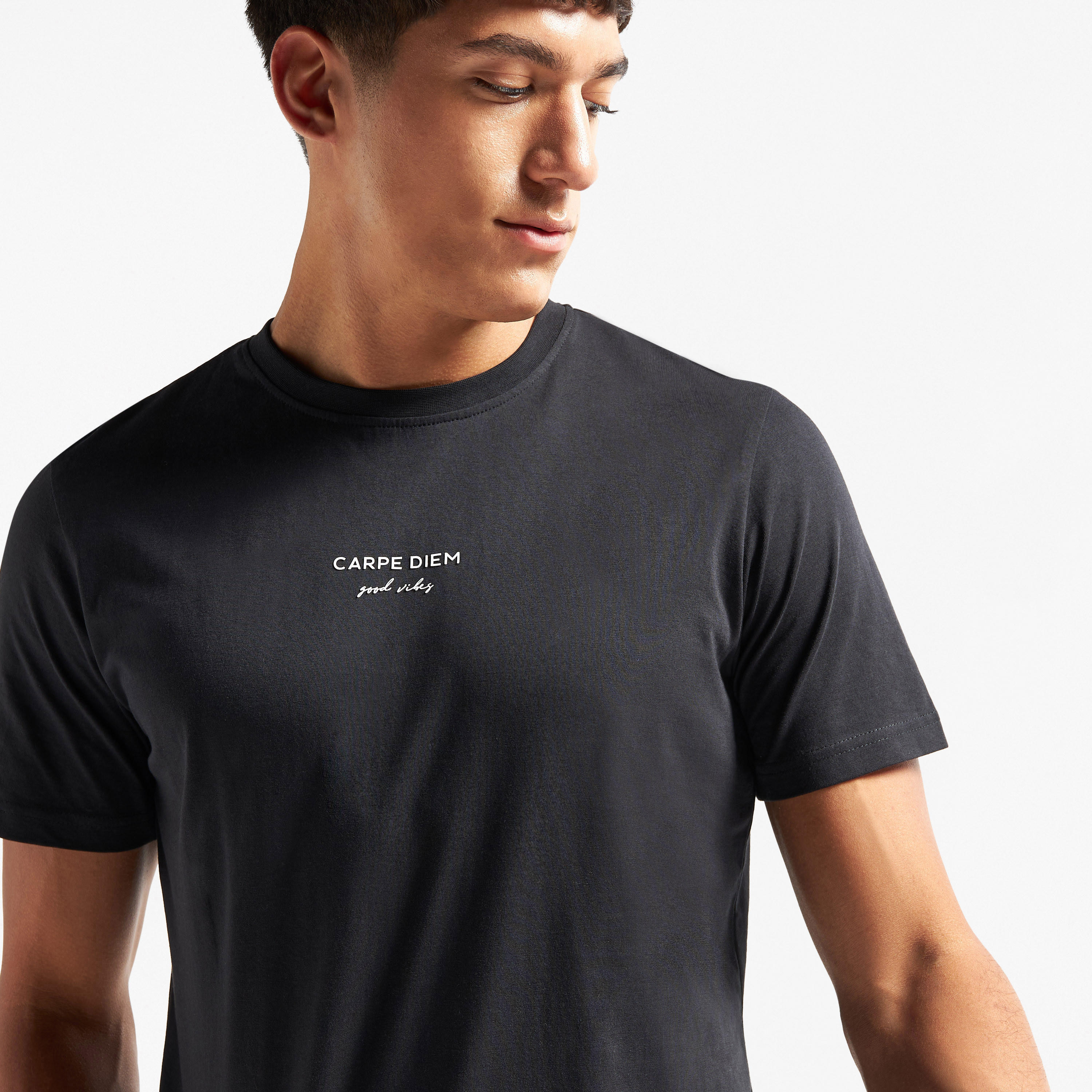 تيشيرت بياقة ضيّقة وأكمام قصيرة وطبعات-men-clothing-tshirtsandpolos-tshirts-image-4