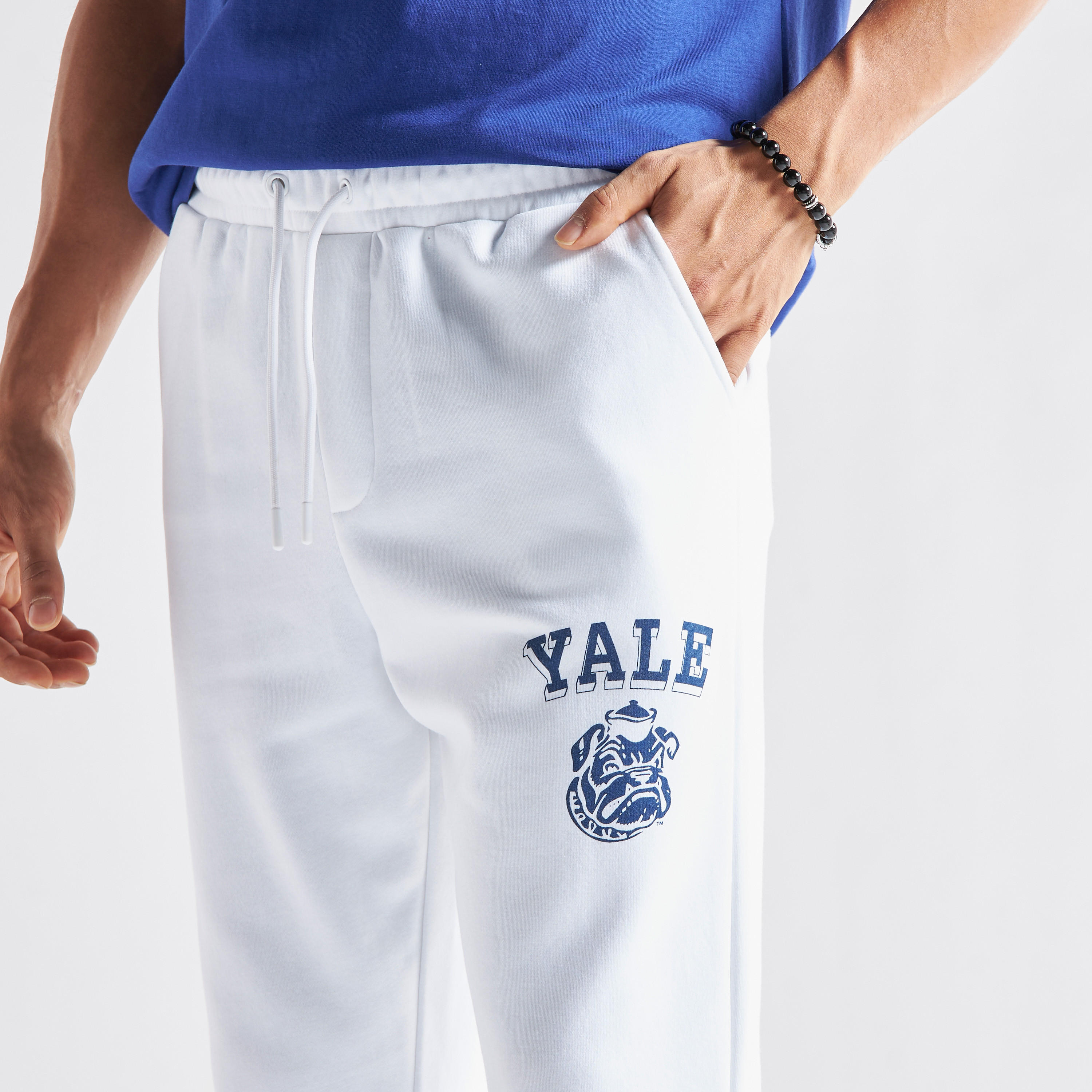 بنطلون رياضي برباط إغلاق وجيوب وطبعات شعار جامعة ييل-men-clothing-bottoms-joggers-image-4