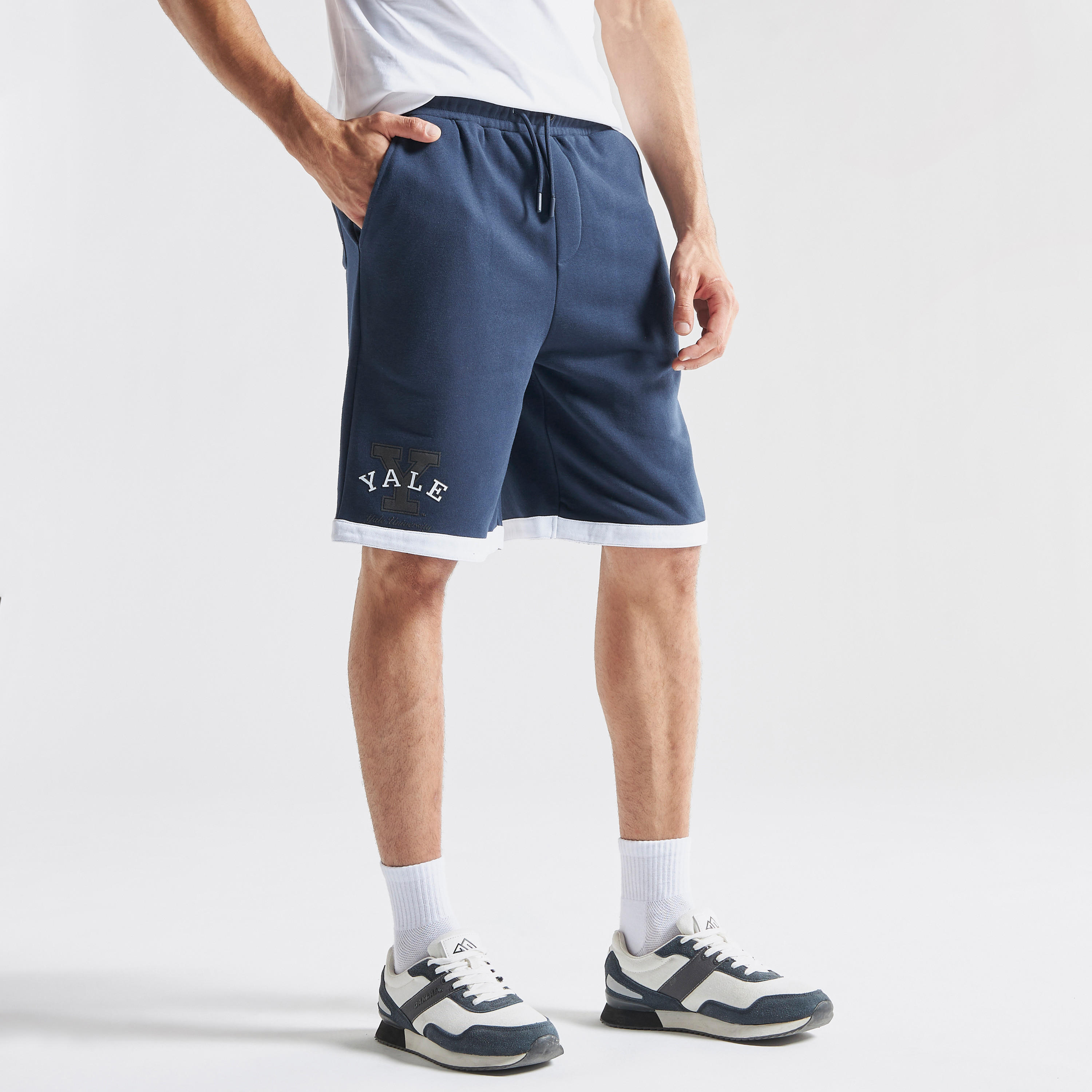 شورت رياضي بخصر مطاطي وجيوب وطبعات شعار جامعة ييل-men-clothing-bottoms-shorts-image-1