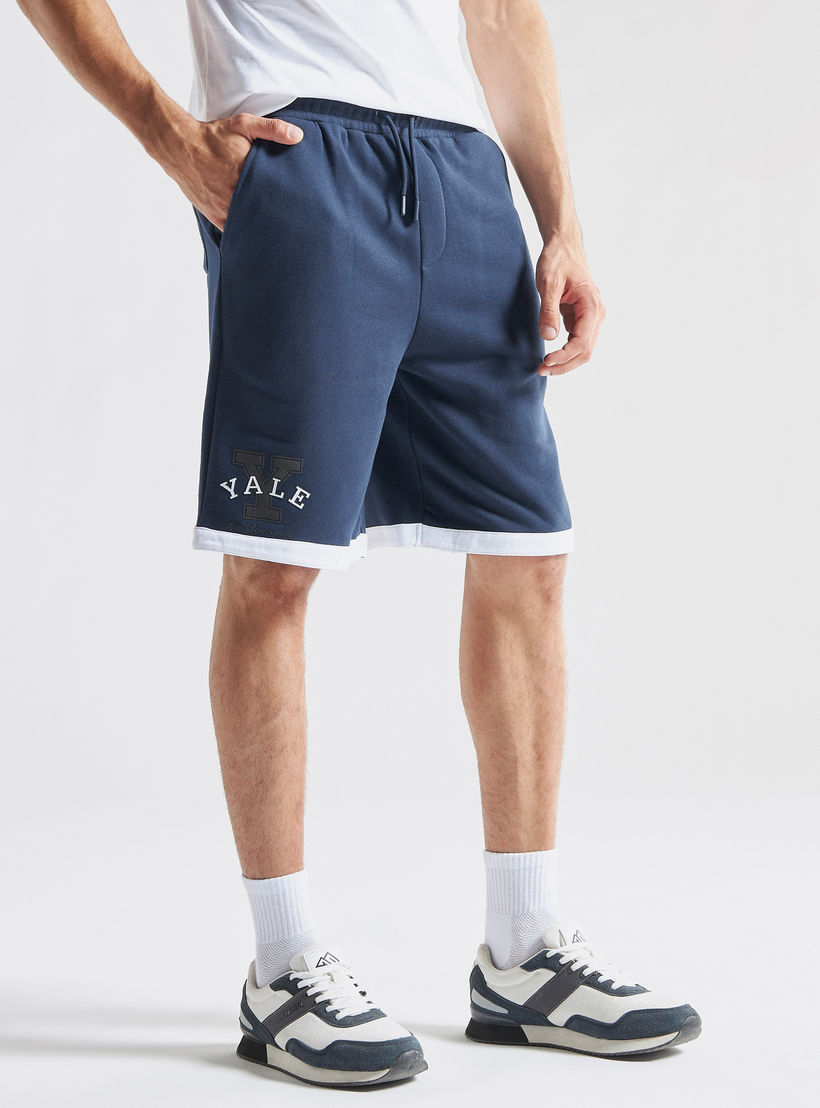 شورت رياضي بخصر مطاطي وجيوب وطبعات شعار جامعة ييل-men-clothing-bottoms-shorts-image-1