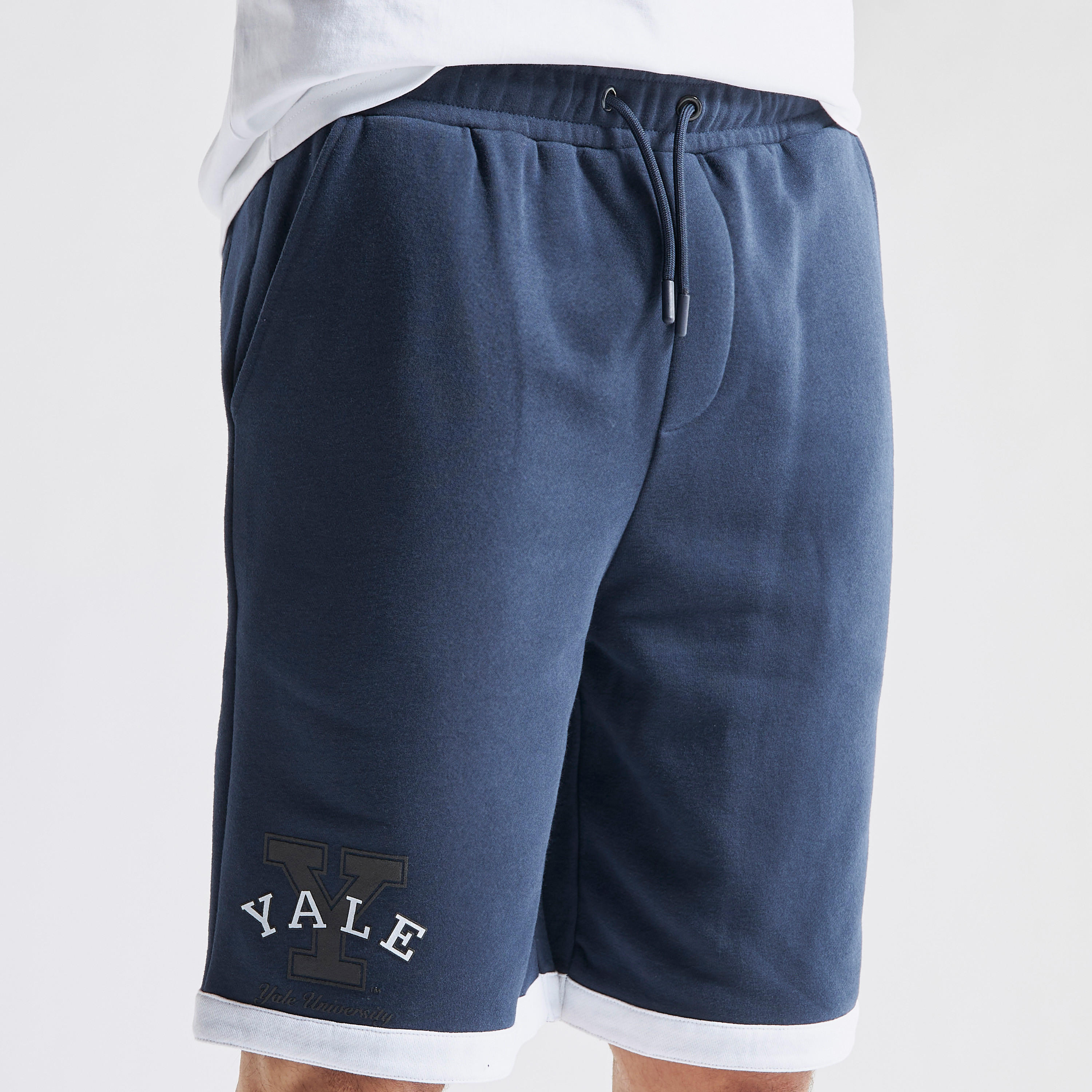 شورت رياضي بخصر مطاطي وجيوب وطبعات شعار جامعة ييل-men-clothing-bottoms-shorts-image-4