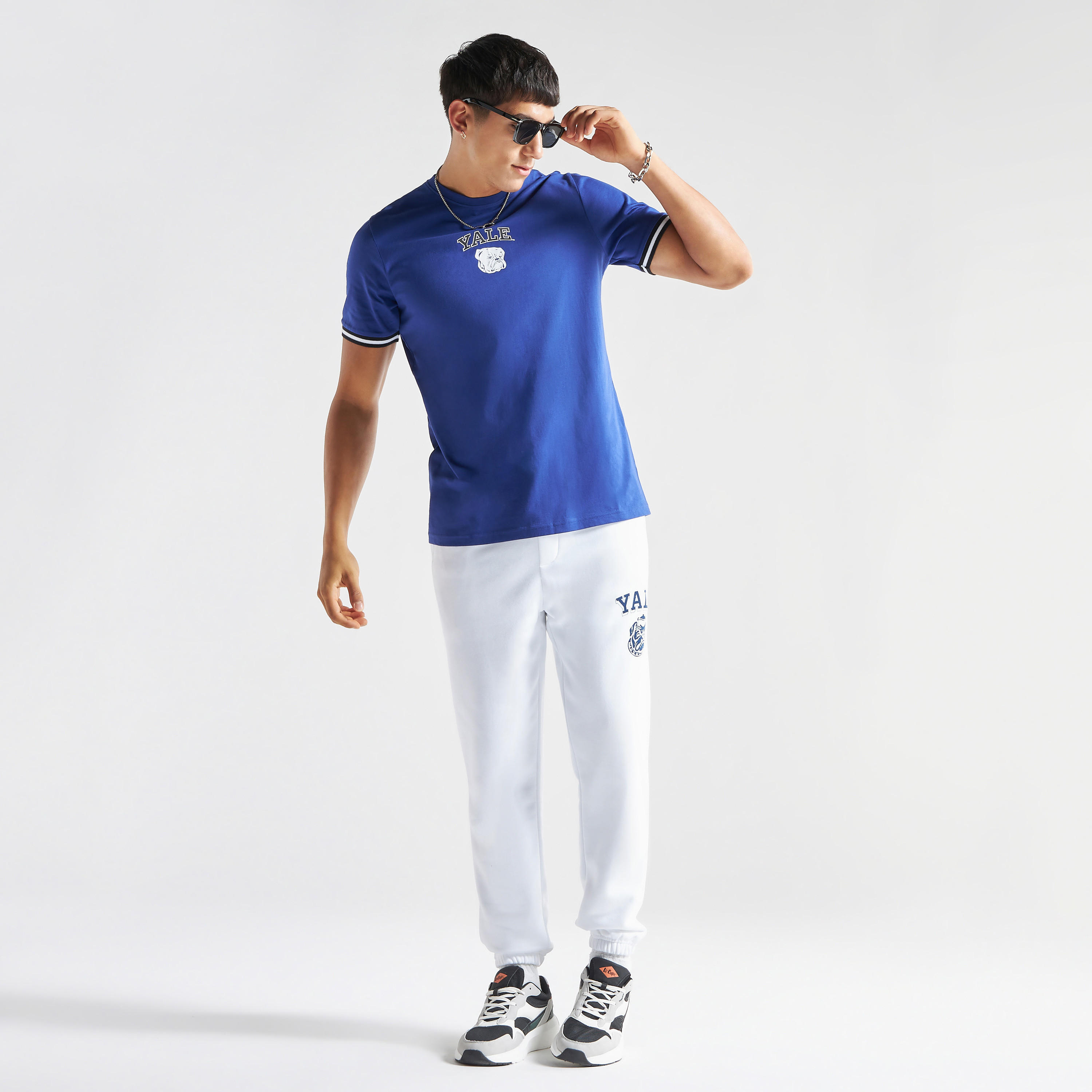 تيشيرت بياقة ضيّقة وأكمام قصيرة وطبعات شعار جامعة ييل-men-clothing-tshirtsandpolos-tshirts-image-2