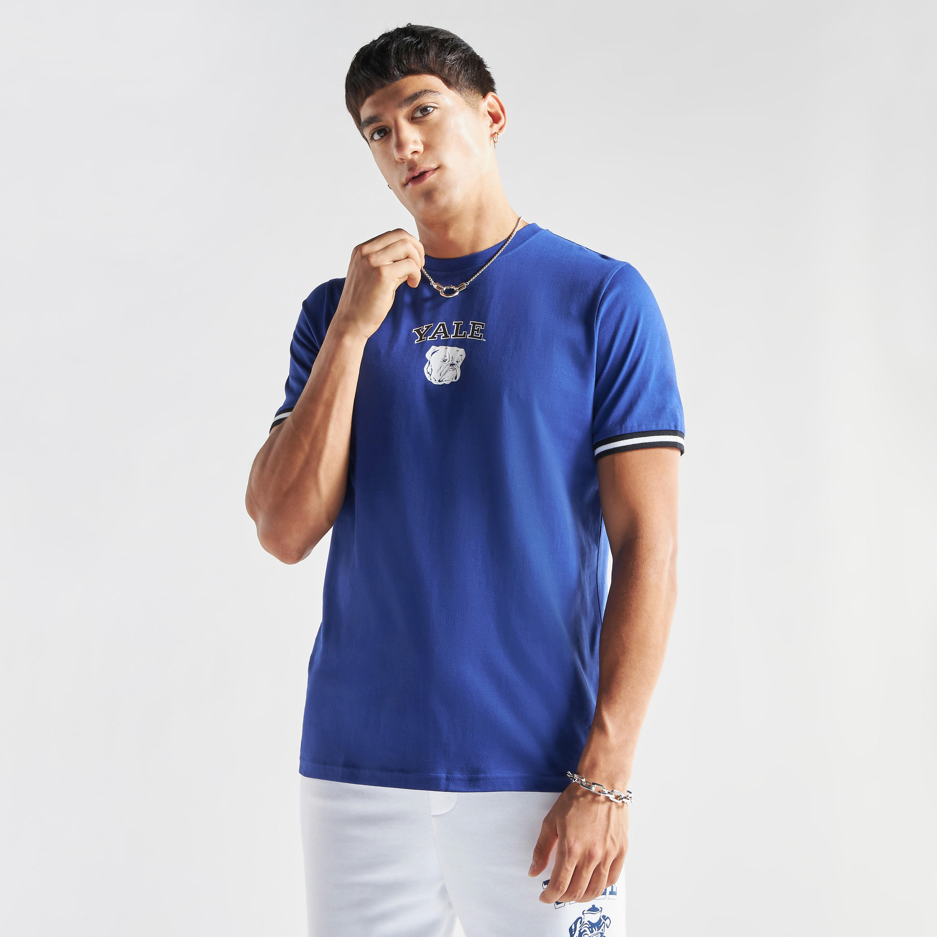 تيشيرت بياقة ضيّقة وأكمام قصيرة وطبعات شعار جامعة ييل-men-clothing-tshirtsandpolos-tshirts-image-3