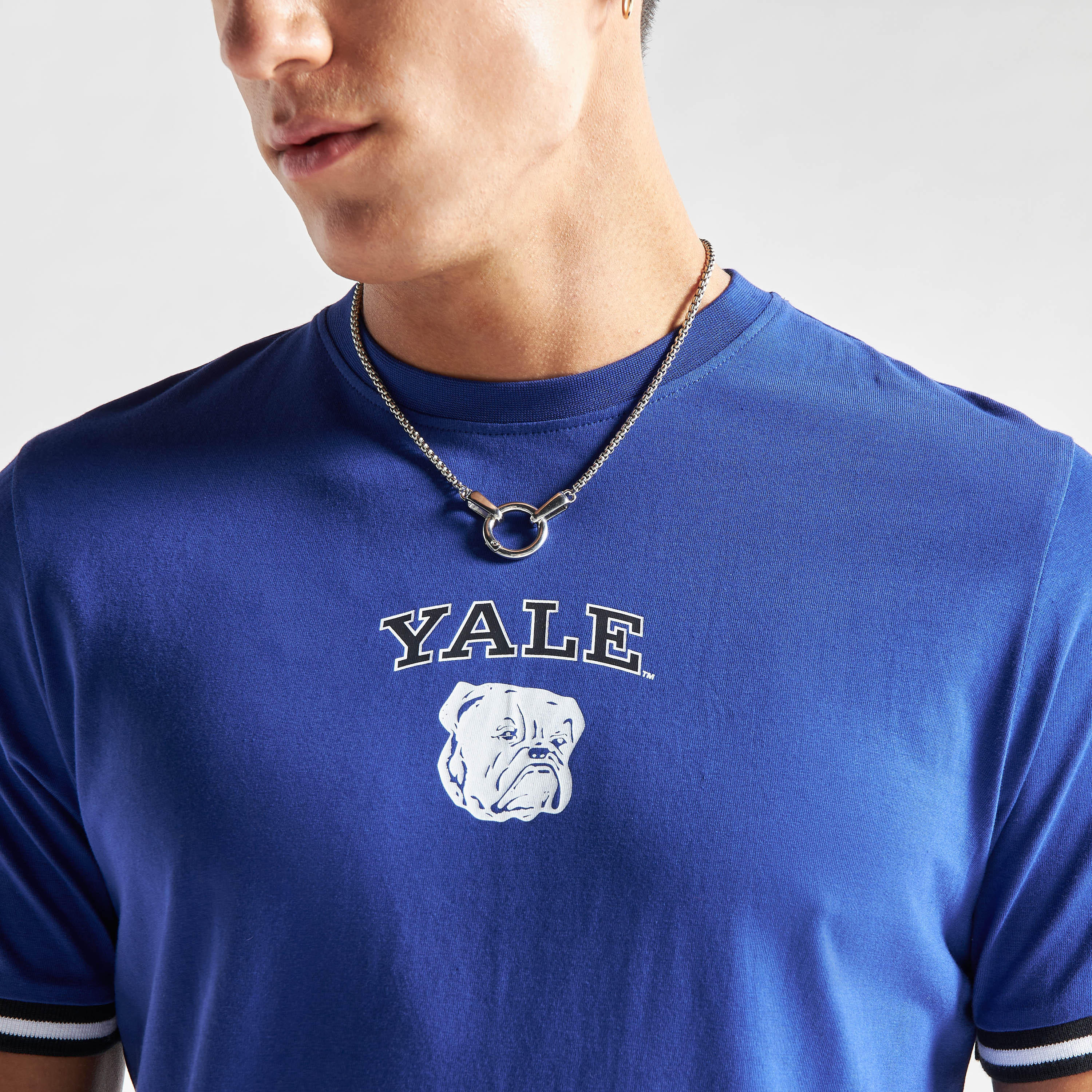 تيشيرت بياقة ضيّقة وأكمام قصيرة وطبعات شعار جامعة ييل-men-clothing-tshirtsandpolos-tshirts-image-4