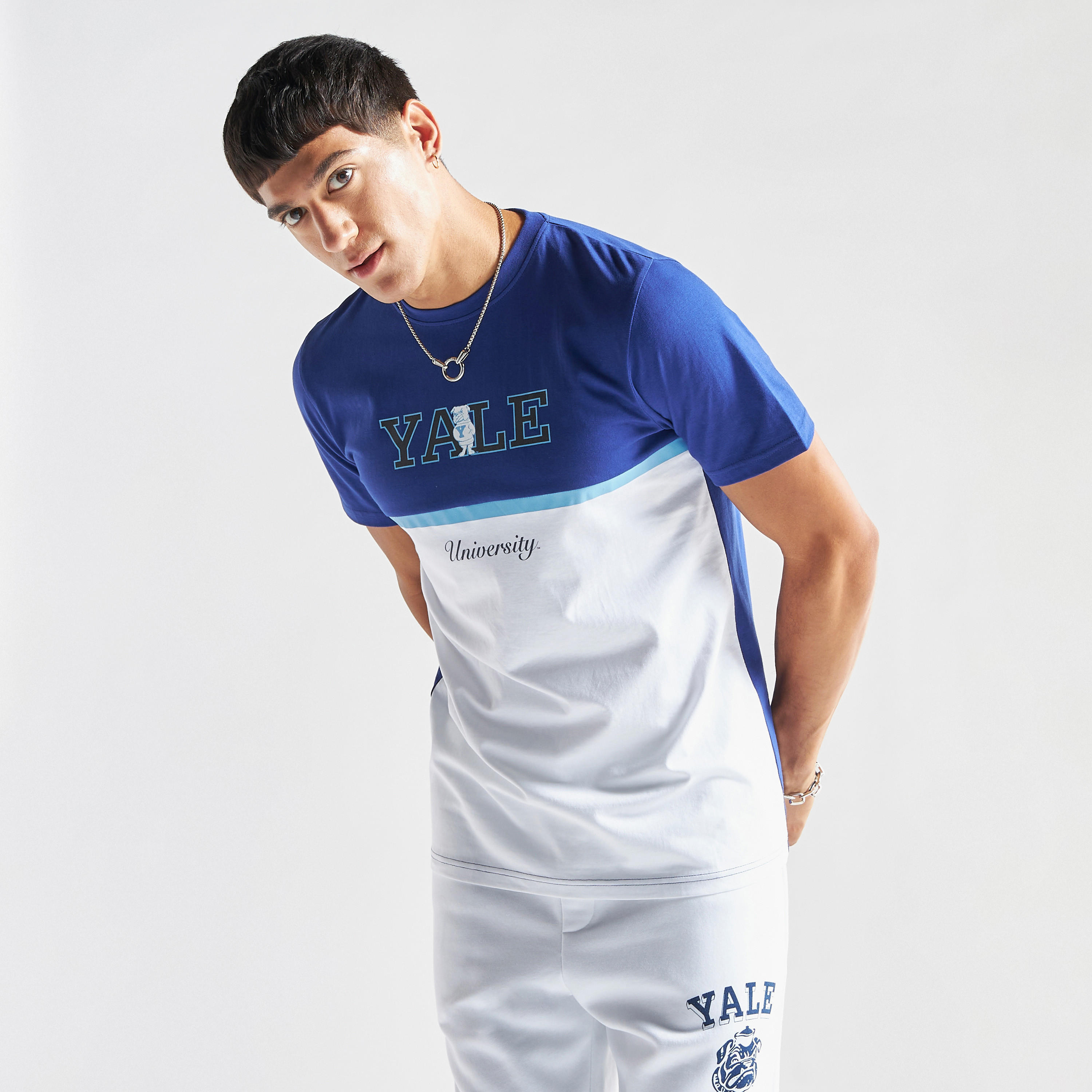 تيشيرت بياقة ضيّقة وأكمام قصيرة وطبعات شعار جامعة ييل-men-clothing-tshirtsandpolos-tshirts-image-1