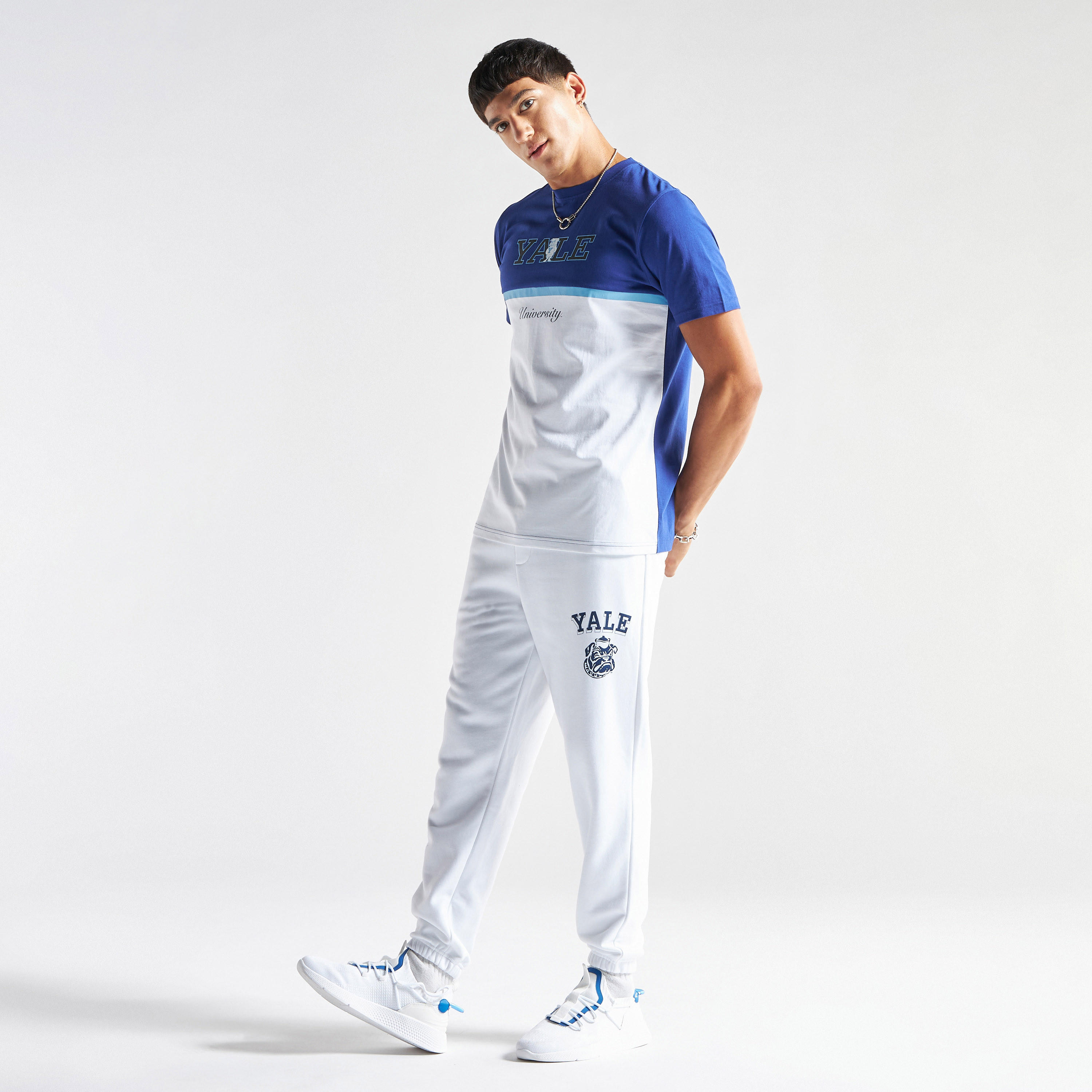 تيشيرت بياقة ضيّقة وأكمام قصيرة وطبعات شعار جامعة ييل-men-clothing-tshirtsandpolos-tshirts-image-2