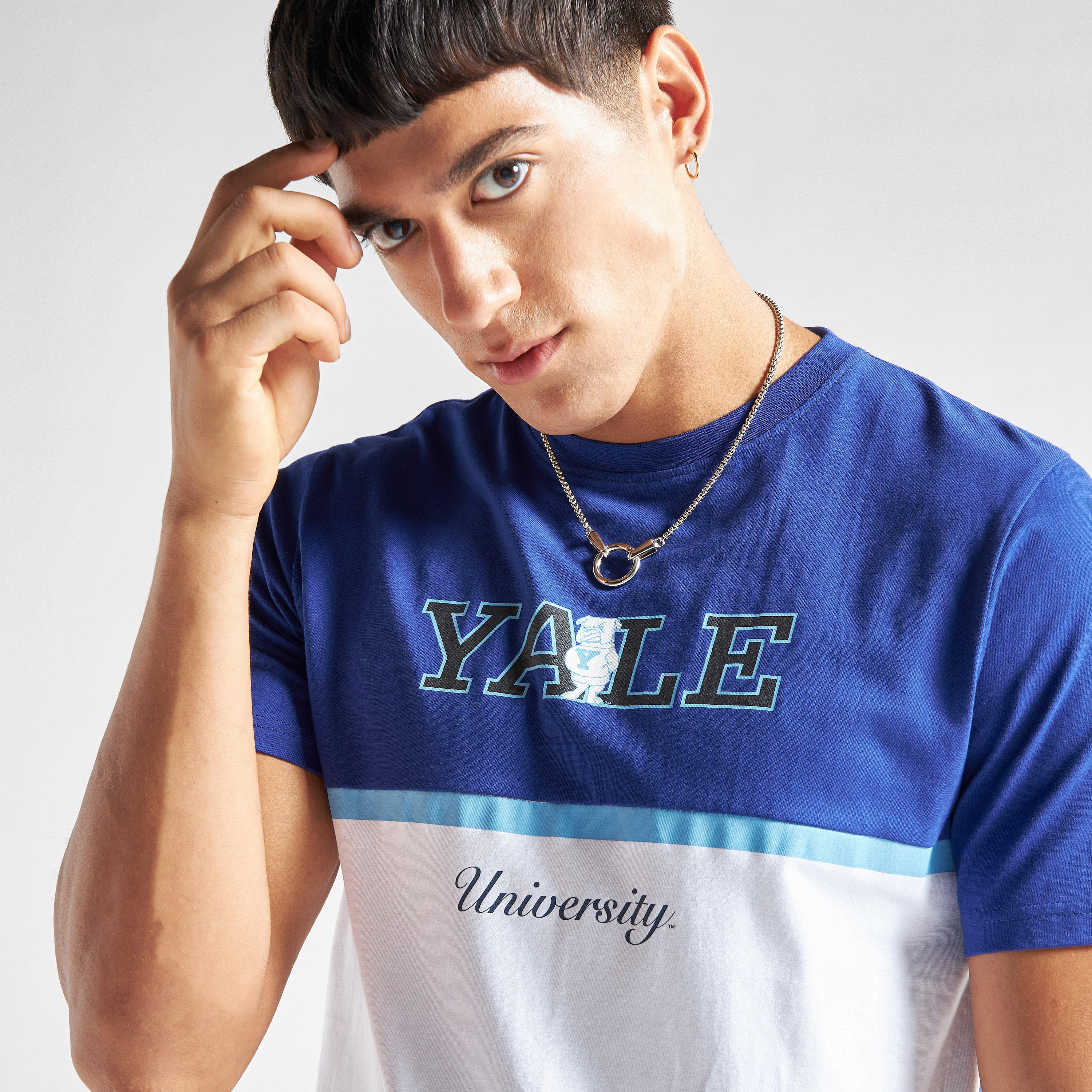 تيشيرت بياقة ضيّقة وأكمام قصيرة وطبعات شعار جامعة ييل-men-clothing-tshirtsandpolos-tshirts-image-4