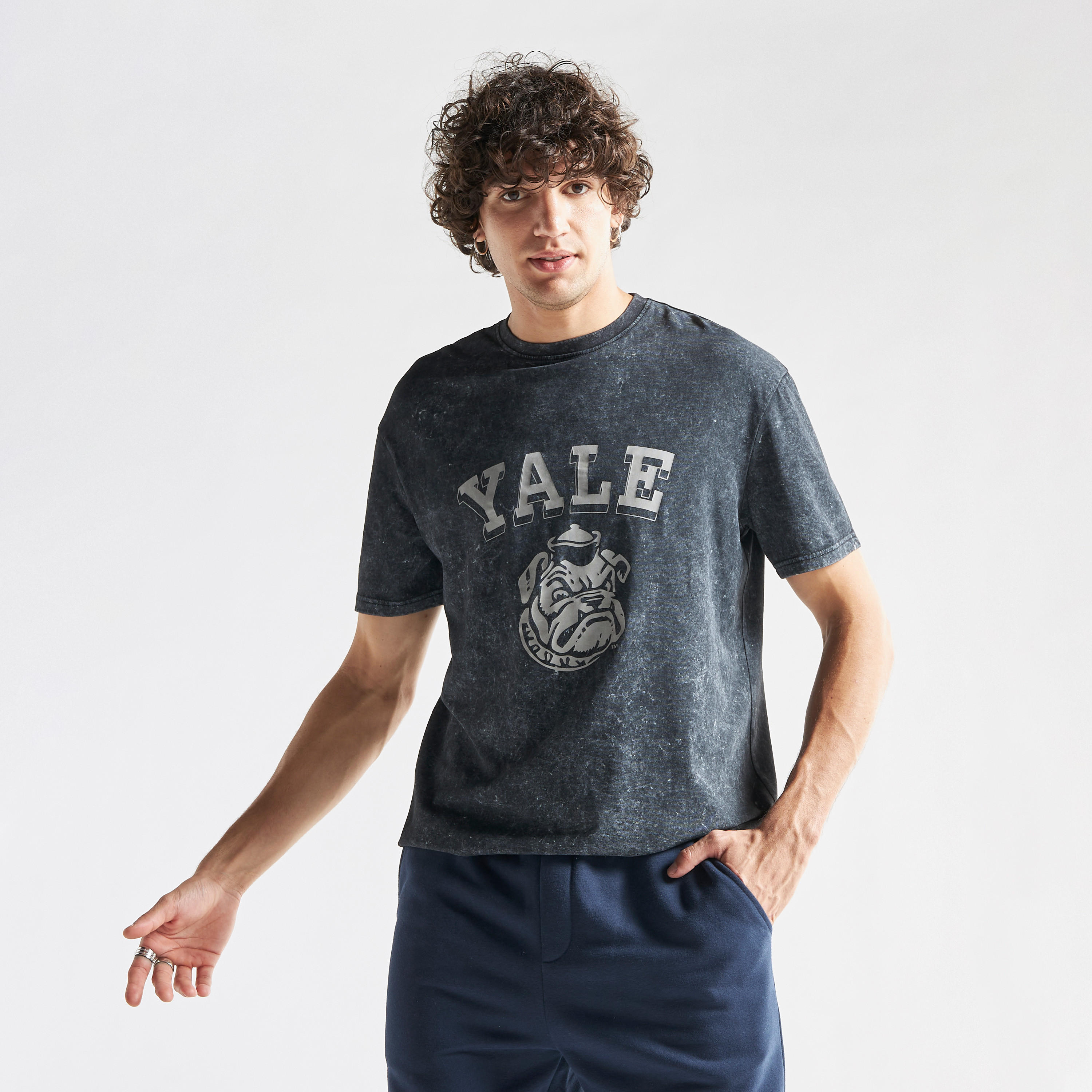 تيشيرت بياقة ضيّقة وأكمام قصيرة وطبعات شعار جامعة ييل-men-clothing-tshirtsandpolos-tshirts-image-1