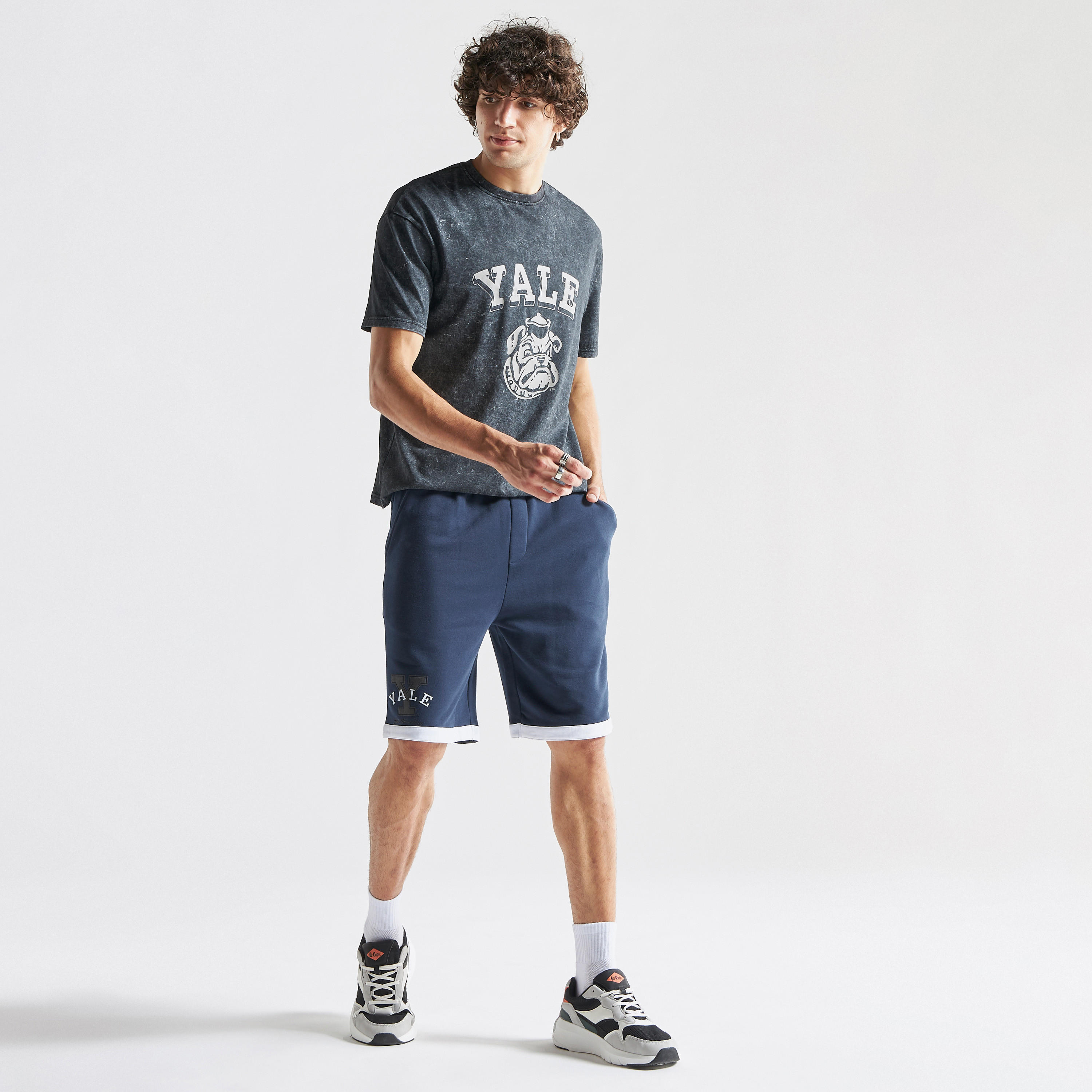 تيشيرت بياقة ضيّقة وأكمام قصيرة وطبعات شعار جامعة ييل-men-clothing-tshirtsandpolos-tshirts-image-2