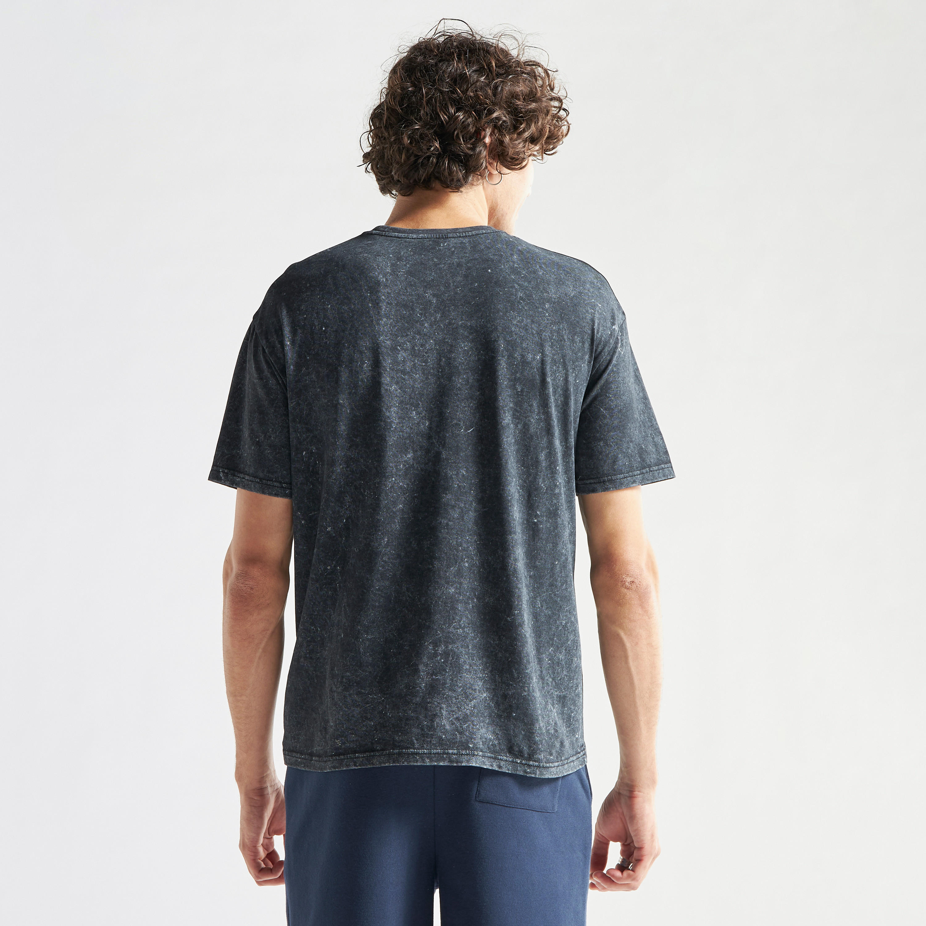 تيشيرت بياقة ضيّقة وأكمام قصيرة وطبعات شعار جامعة ييل-men-clothing-tshirtsandpolos-tshirts-image-3