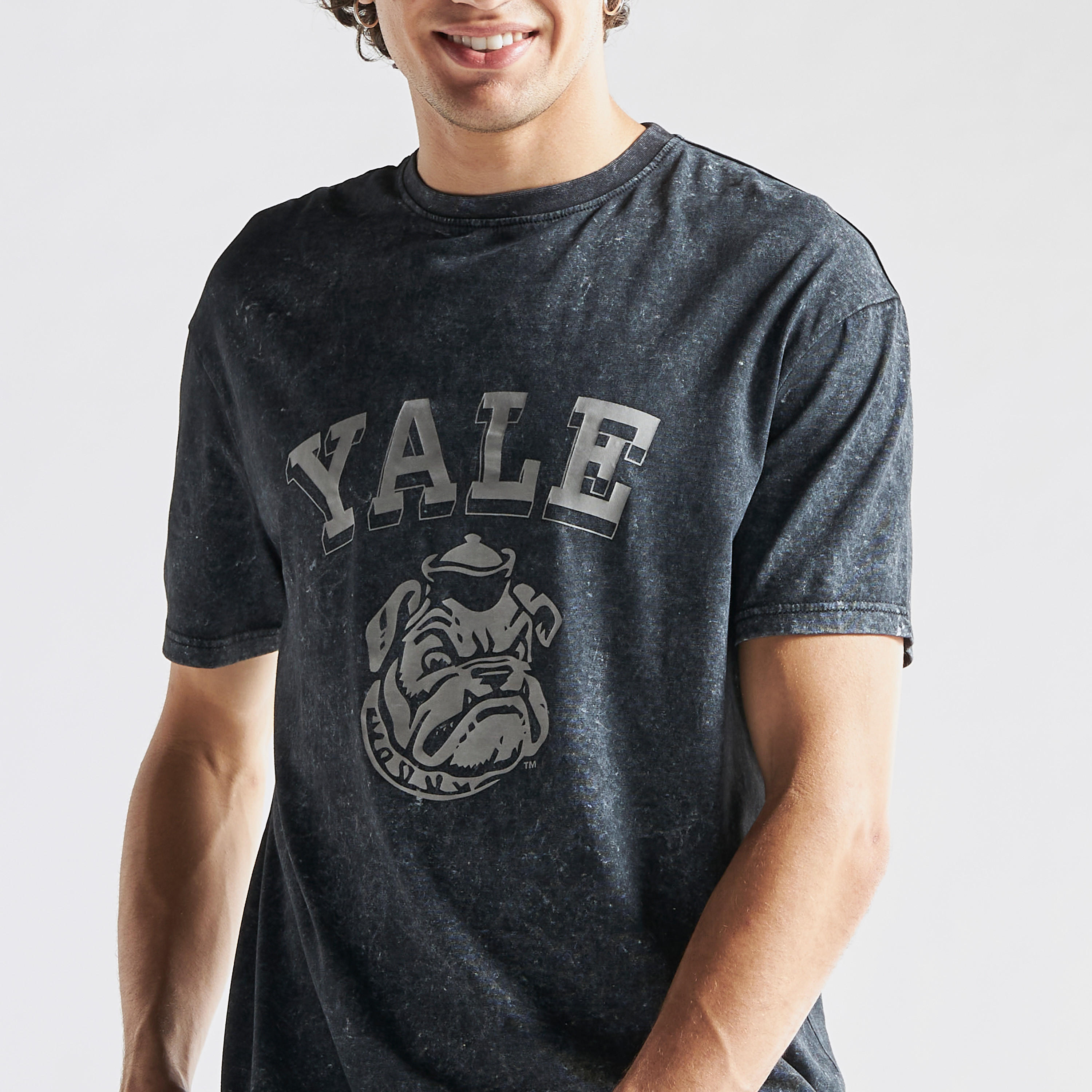 تيشيرت بياقة ضيّقة وأكمام قصيرة وطبعات شعار جامعة ييل-men-clothing-tshirtsandpolos-tshirts-image-4