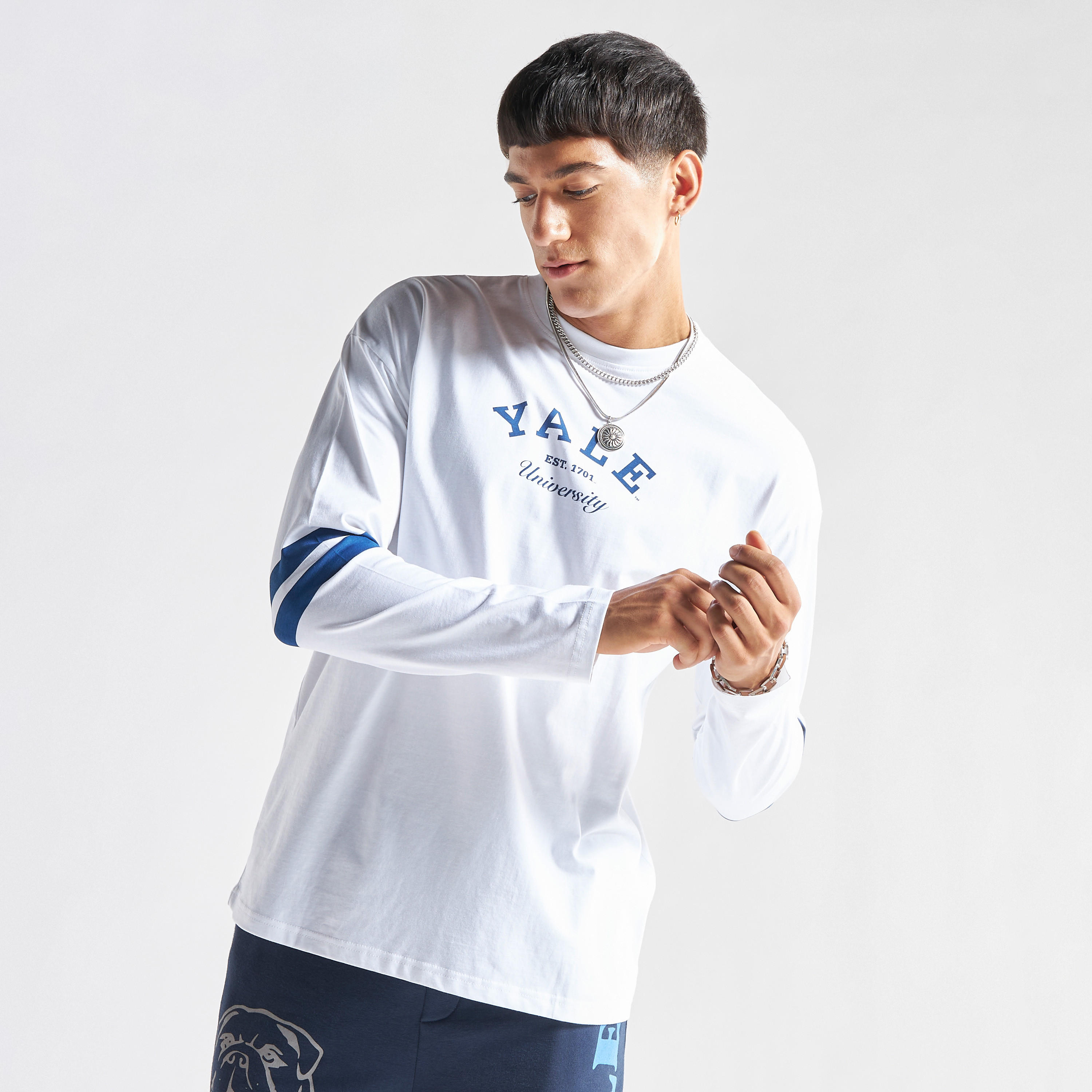 تيشيرت بياقة ضيّقة وأكمام قصيرة وطبعات شعار جامعة ييل-men-clothing-tshirtsandpolos-tshirts-image-1