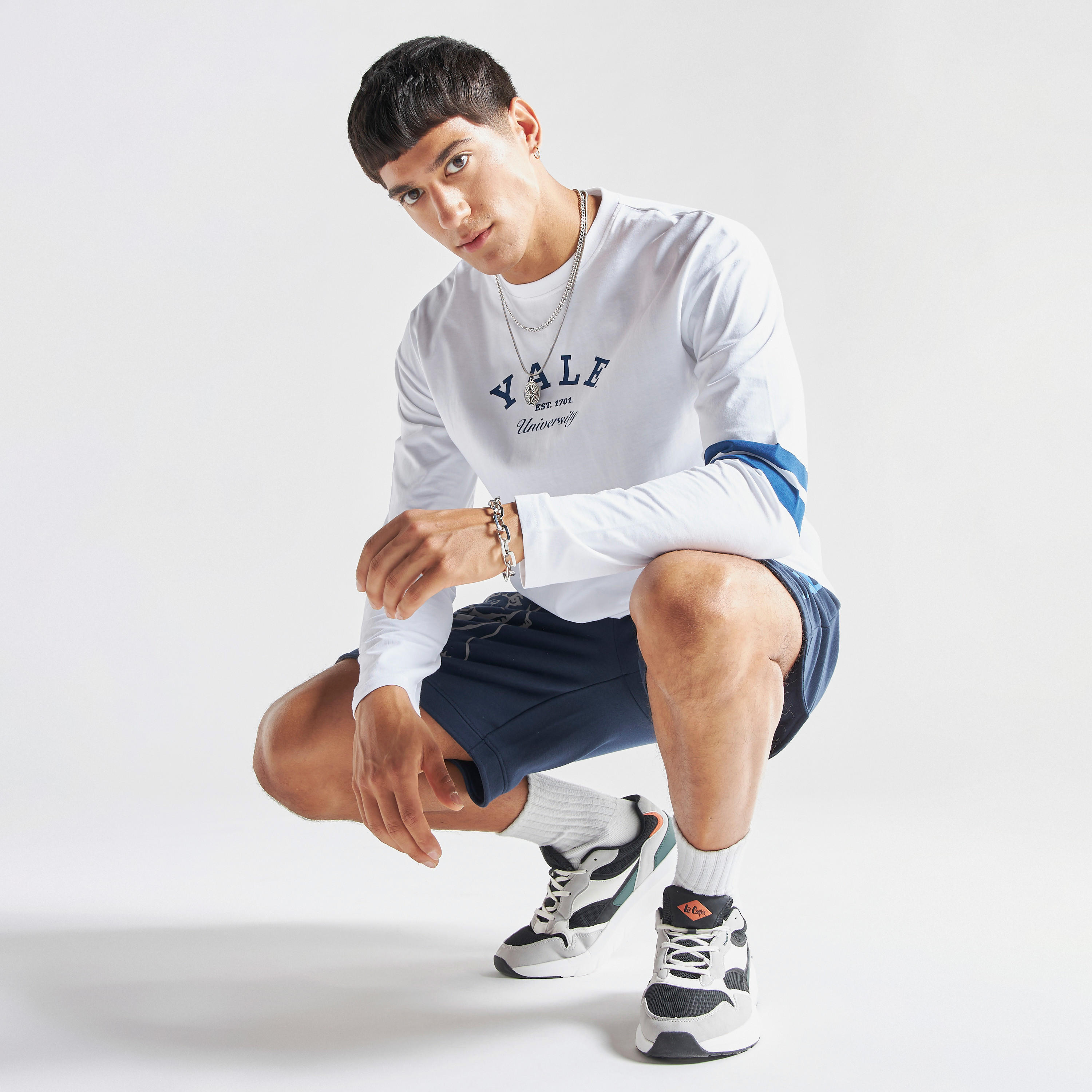 تيشيرت بياقة ضيّقة وأكمام قصيرة وطبعات شعار جامعة ييل-men-clothing-tshirtsandpolos-tshirts-image-2