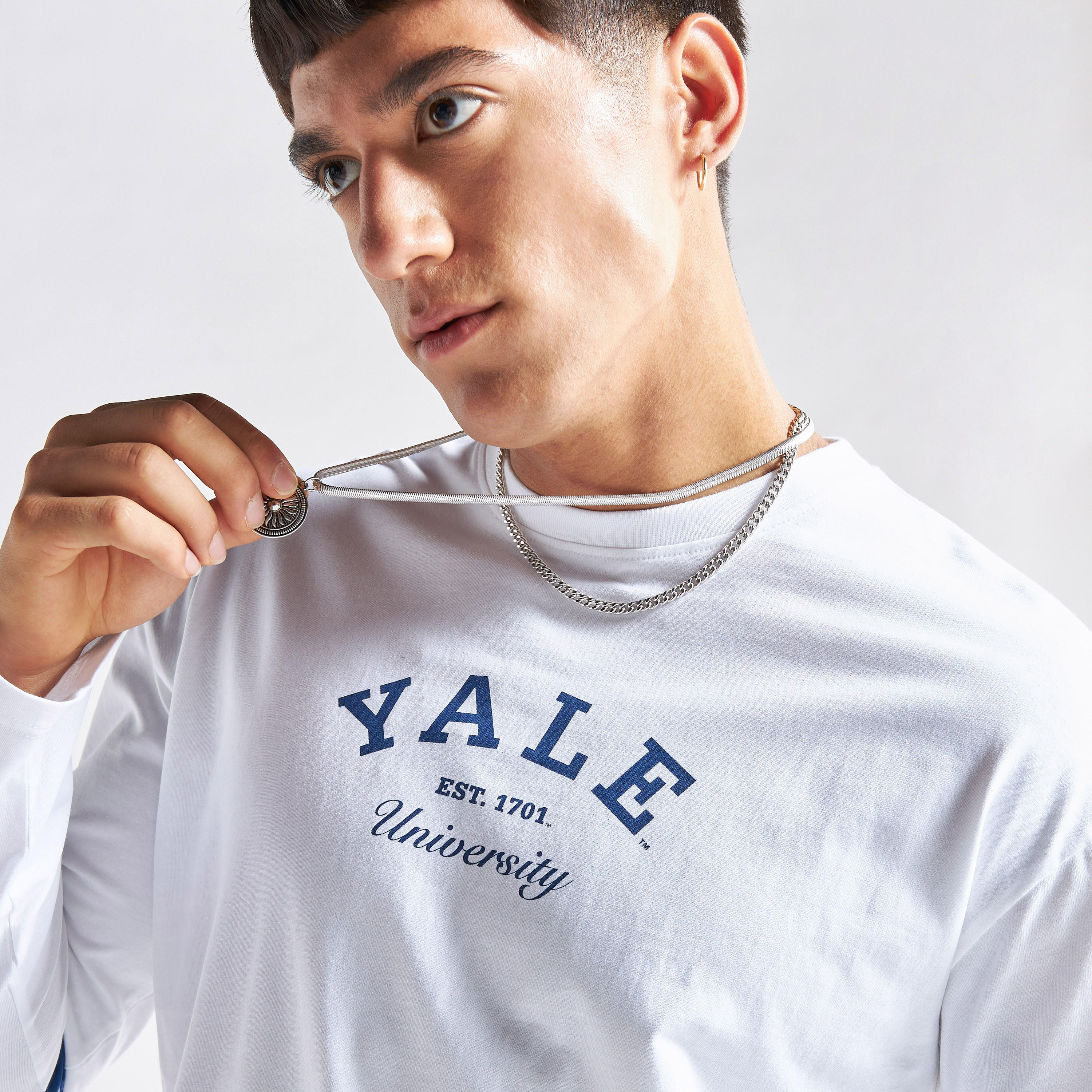 تيشيرت بياقة ضيّقة وأكمام قصيرة وطبعات شعار جامعة ييل-men-clothing-tshirtsandpolos-tshirts-image-4