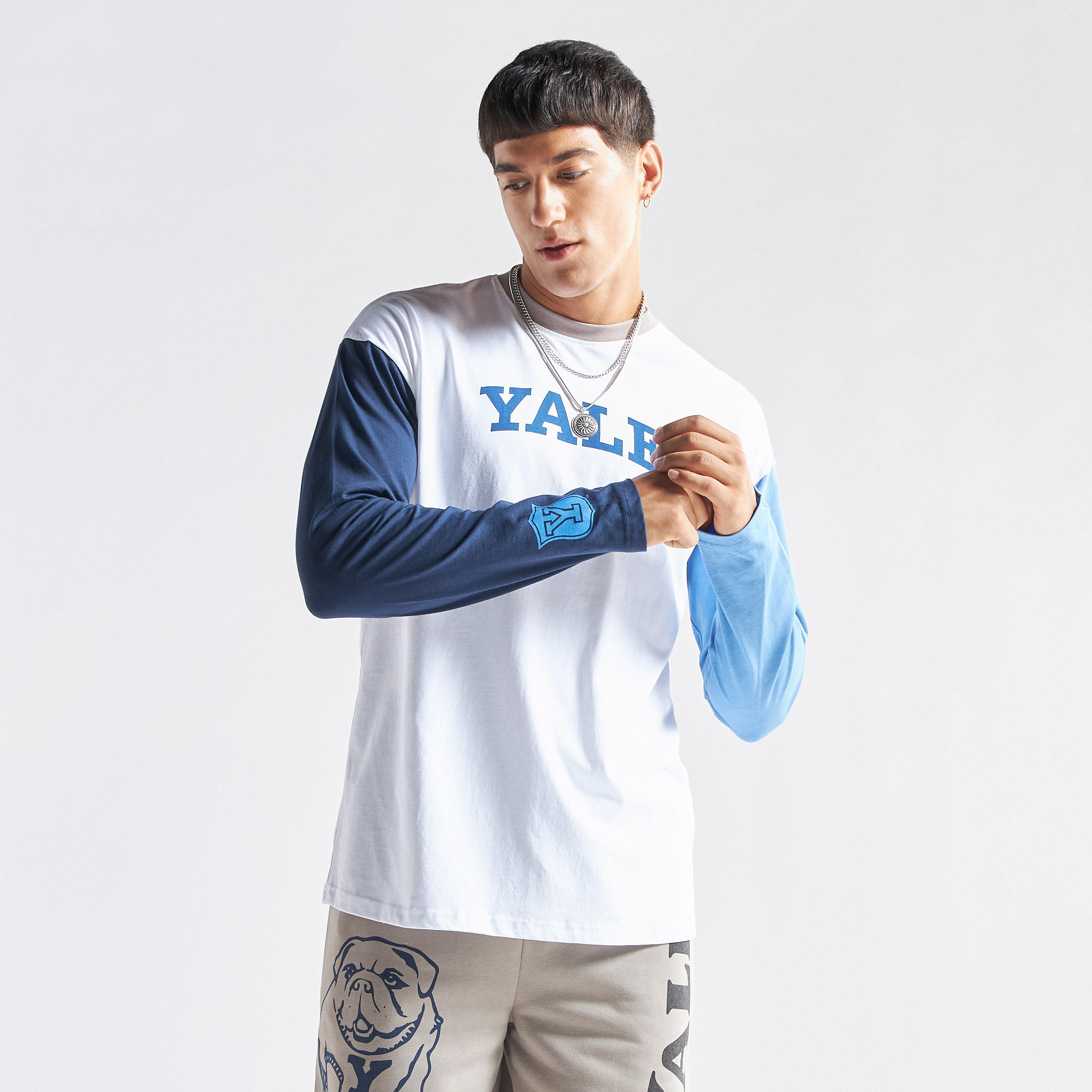 تيشيرت بياقة ضيّقة وأكمام قصيرة وطبعات شعار جامعة ييل-men-clothing-tshirtsandpolos-tshirts-image-1