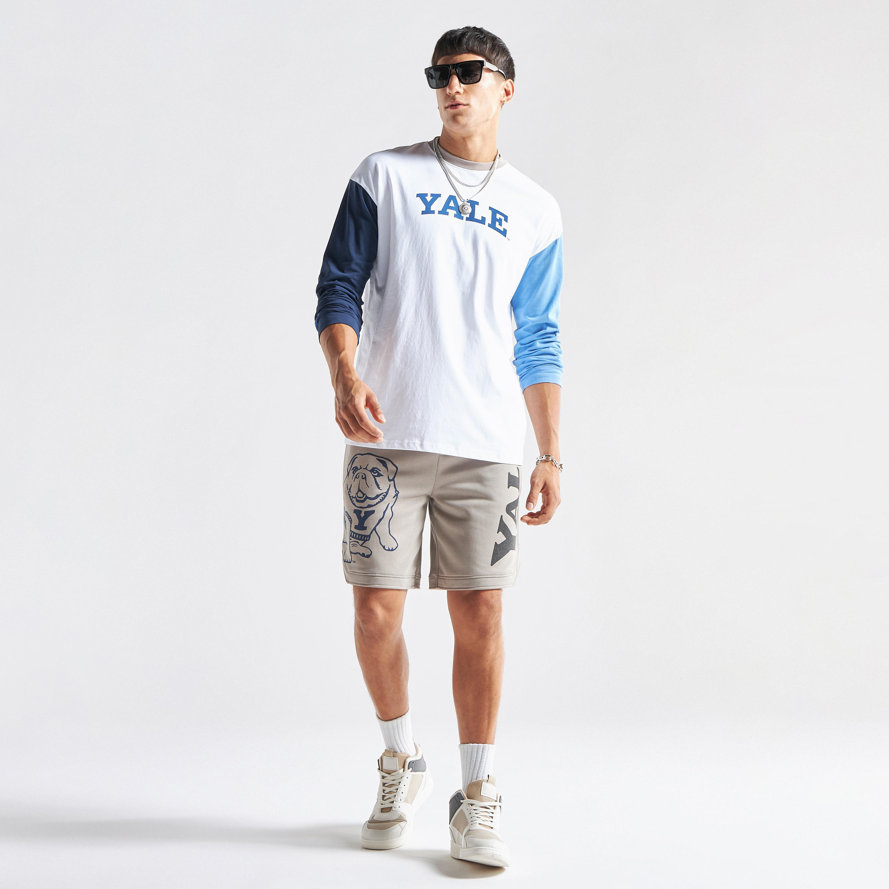 تيشيرت بياقة ضيّقة وأكمام قصيرة وطبعات شعار جامعة ييل-men-clothing-tshirtsandpolos-tshirts-image-2