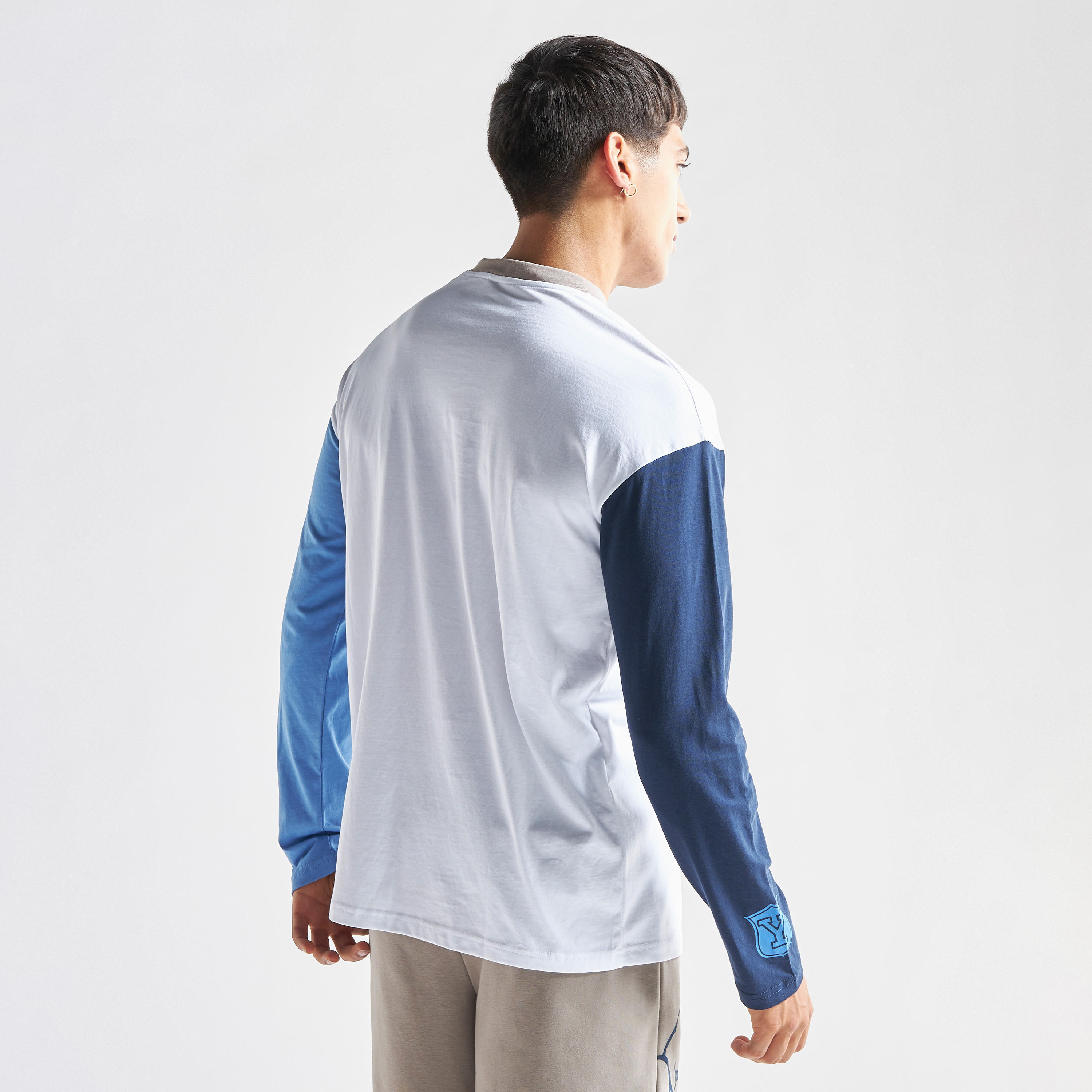 تيشيرت بياقة ضيّقة وأكمام قصيرة وطبعات شعار جامعة ييل-men-clothing-tshirtsandpolos-tshirts-image-3