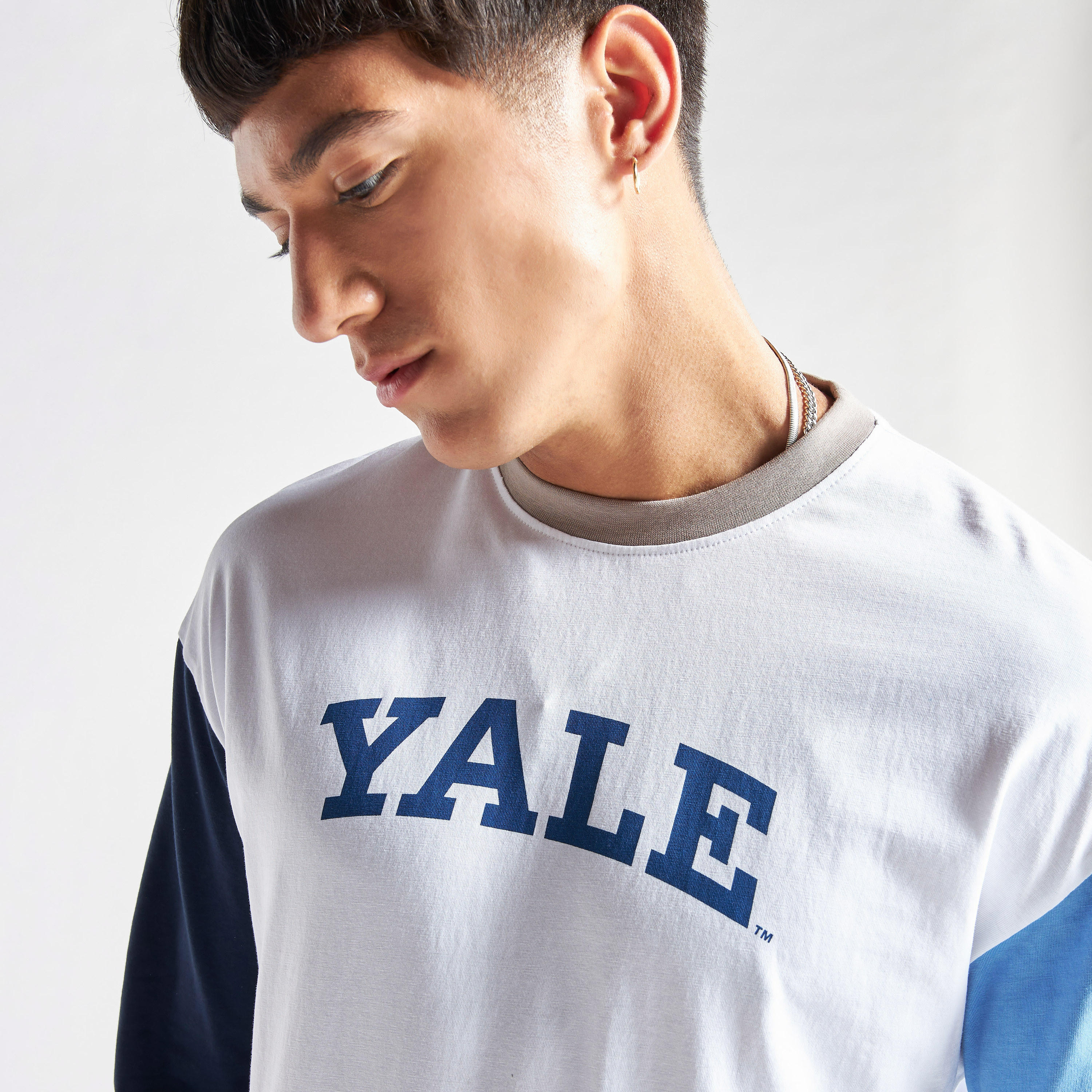تيشيرت بياقة ضيّقة وأكمام قصيرة وطبعات شعار جامعة ييل-men-clothing-tshirtsandpolos-tshirts-image-4