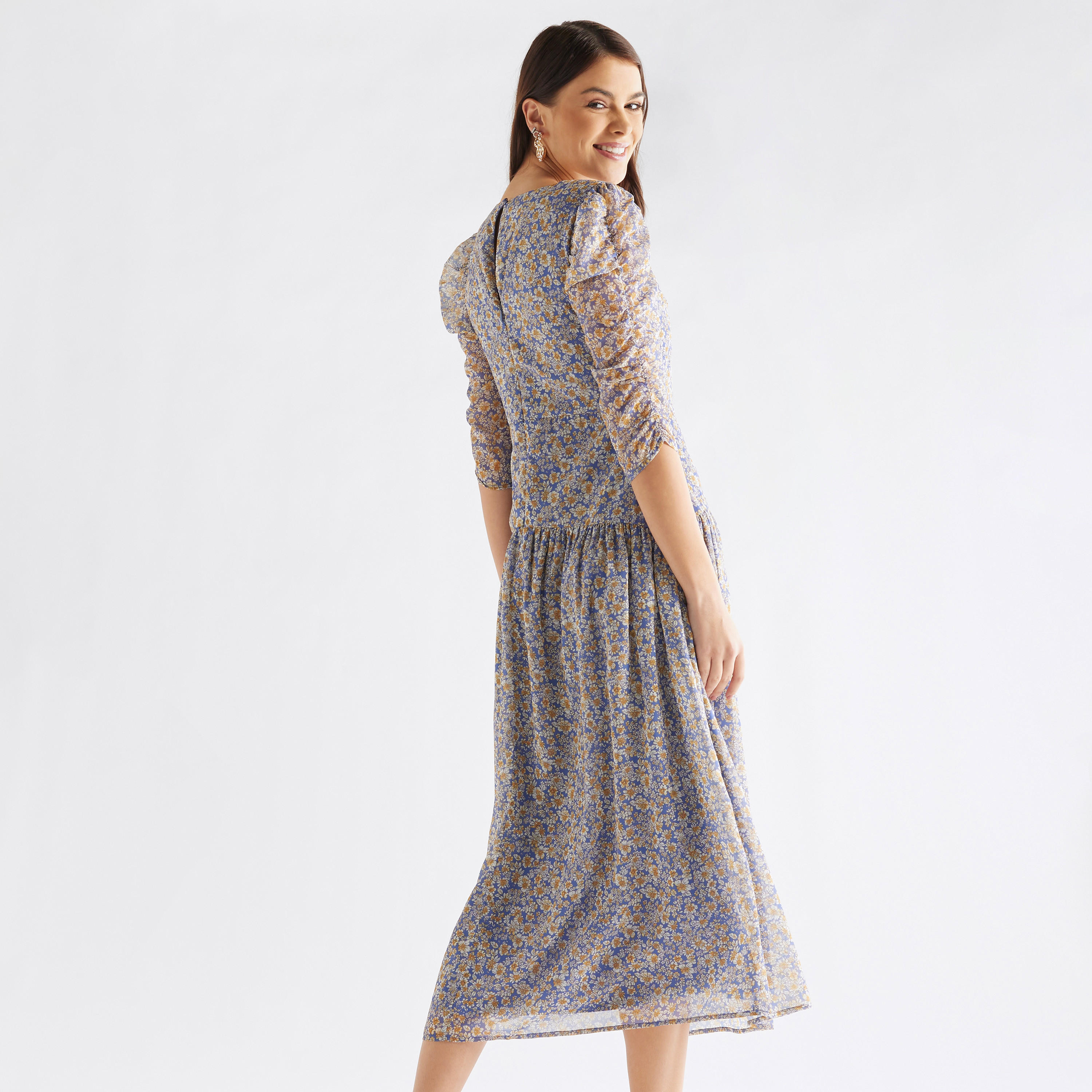 فستان ميدي بخصر منسدل بطبعات أزهار وتفاصيل كسرات-women-clothing-dresses-image-3
