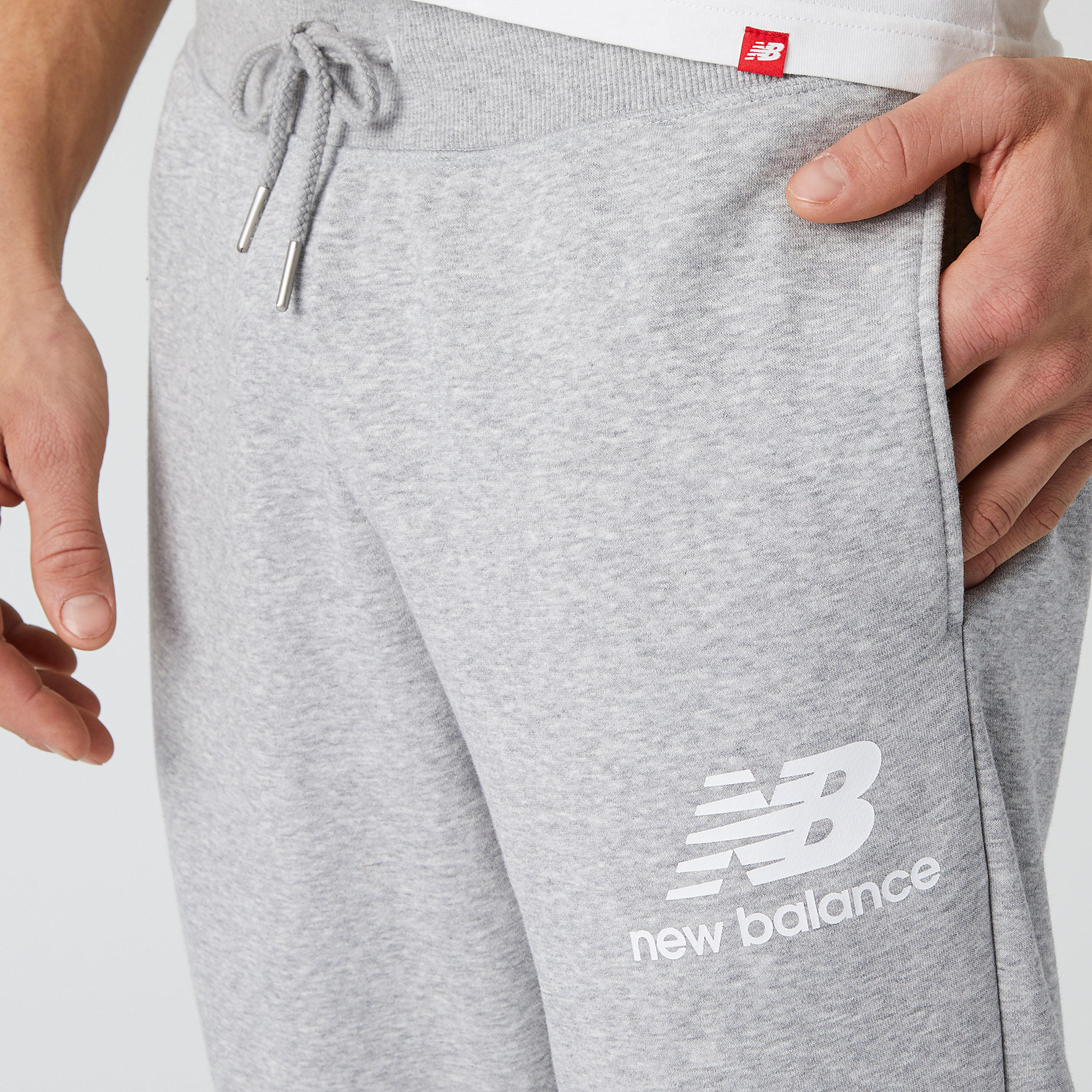 بنطلون رياضي بطبعات شعار ورباط للإغلاق من نيو بالانس-men-clothing-bottoms-joggers-image-2