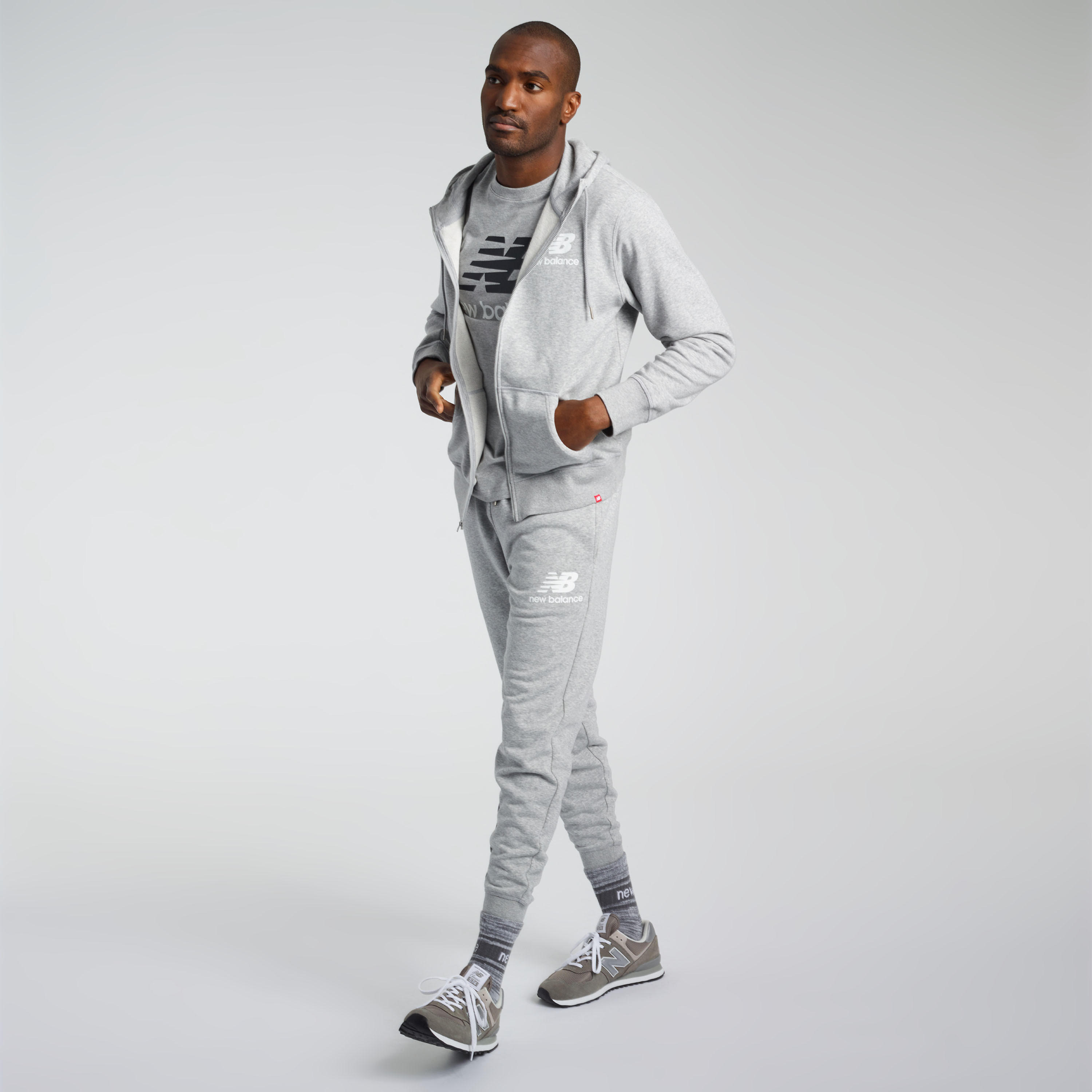 بنطلون رياضي بطبعات شعار ورباط للإغلاق من نيو بالانس-men-clothing-bottoms-joggers-image-1