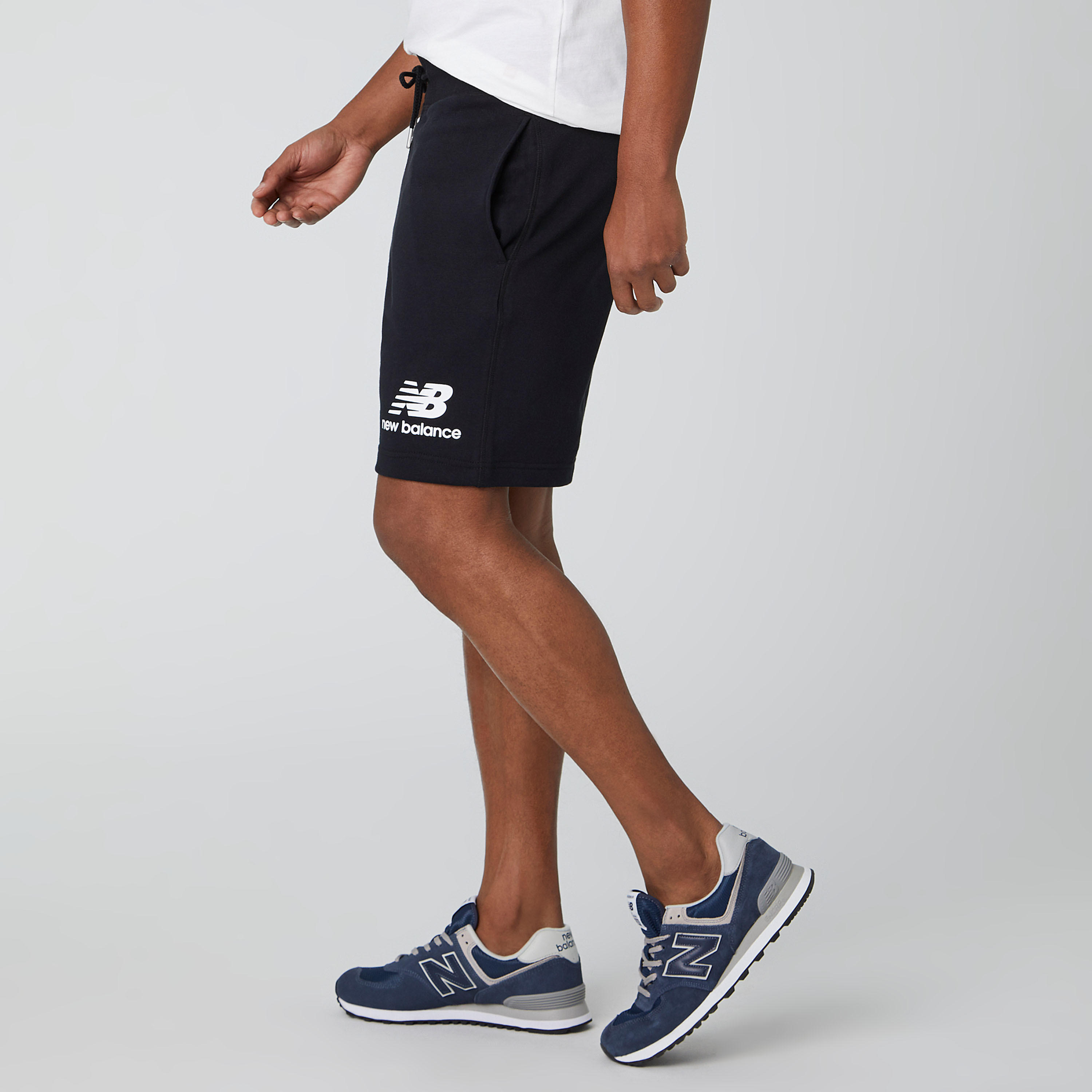 شورت بشعار وجيوب من نيو بالانس إيسانشلز-men-clothing-sportswearandactivewear-bottoms-image-2