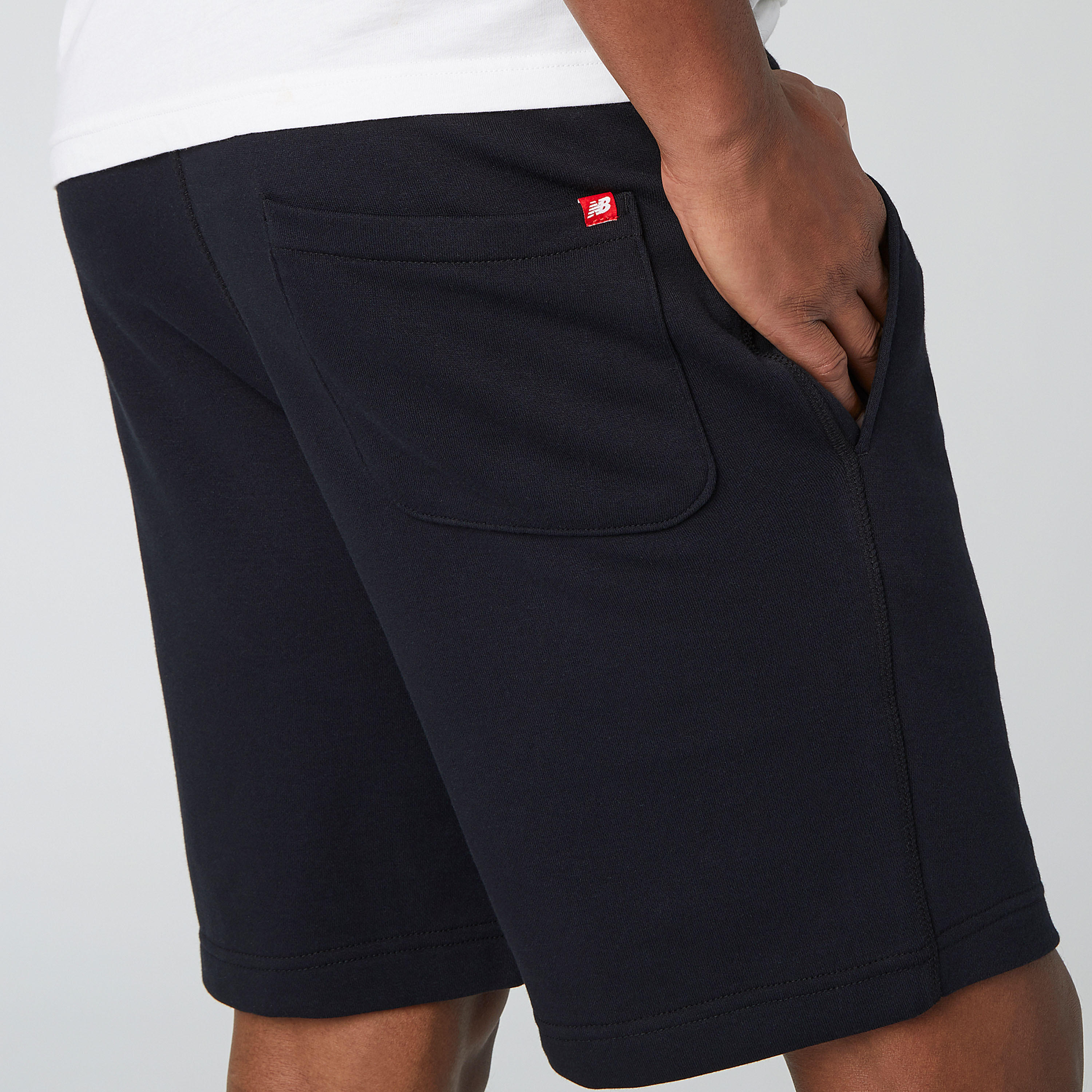 شورت بشعار وجيوب من نيو بالانس إيسانشلز-men-clothing-sportswearandactivewear-bottoms-image-4