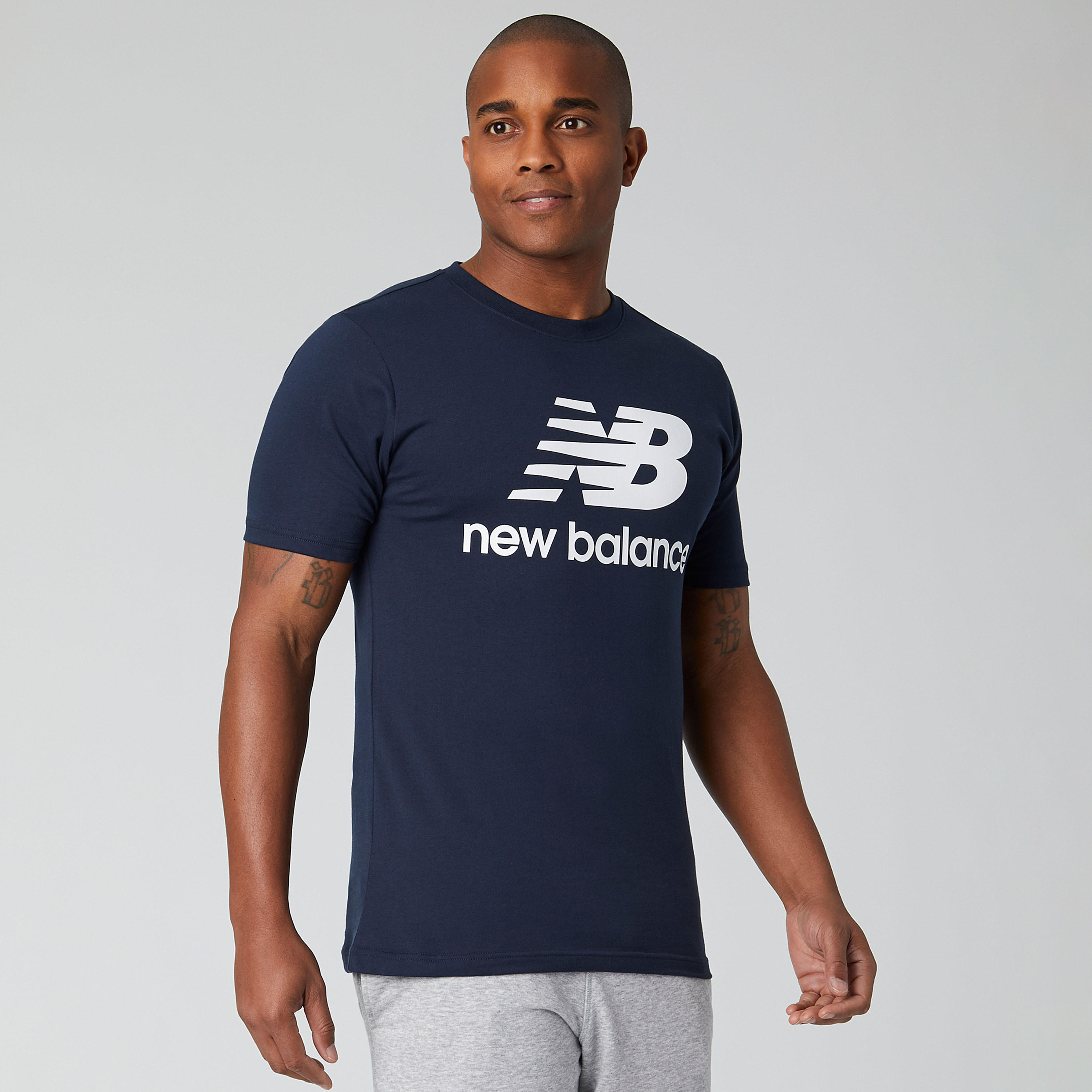 تيشيرت بأكمام قصيرة وطبعات شعار من نيو بالانس إسينشيالز-men-clothing-sportswearandactivewear-tshirtsandpolos-image-1